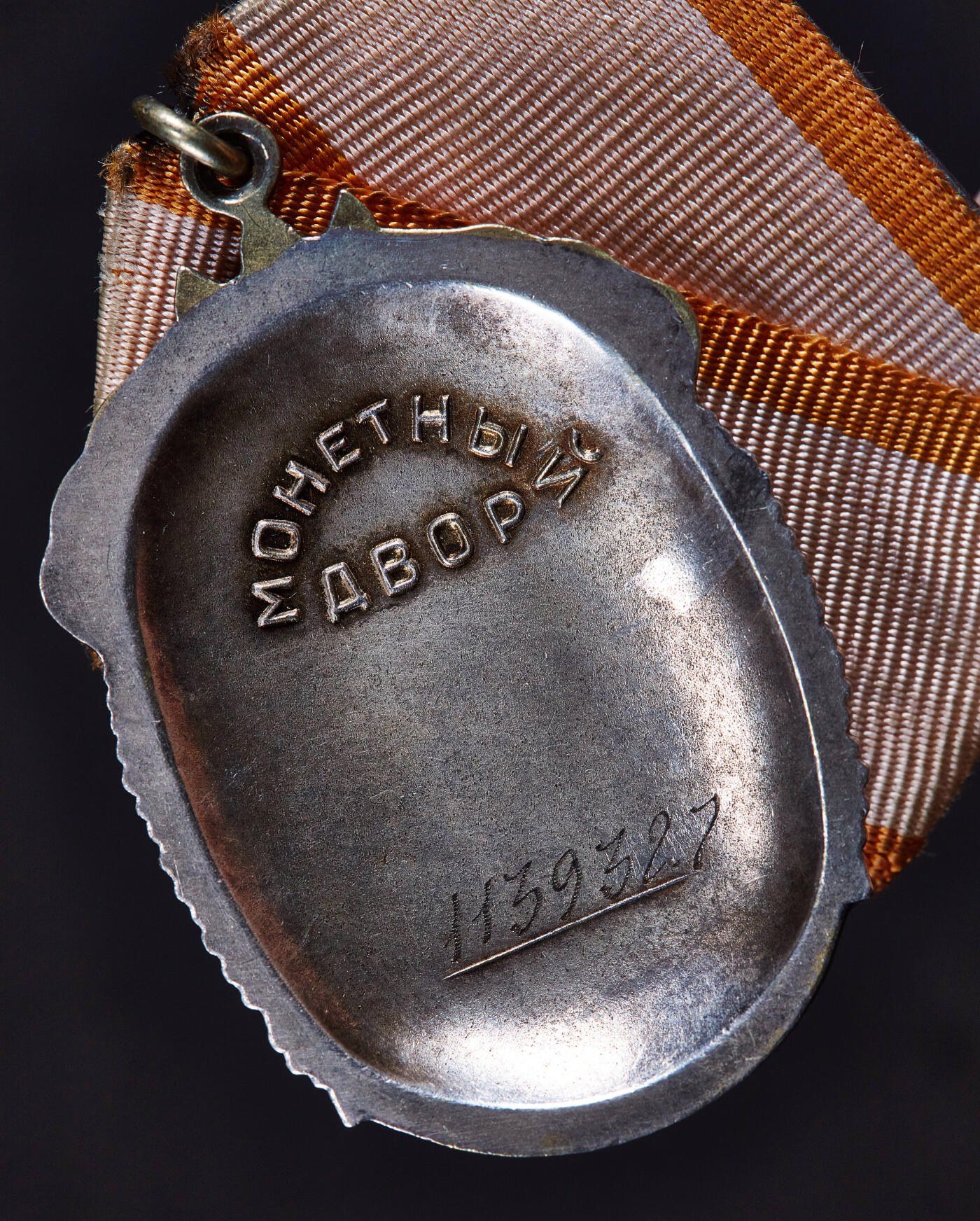 【俄甄集藏】2026年(050)04-01星期三 晚 19:30 全场包邮 苏联荣誉勋章，银质局部镀金珐琅，1139327号，完美品相，含绶带重量：41.5克（纯银部分约重33克）