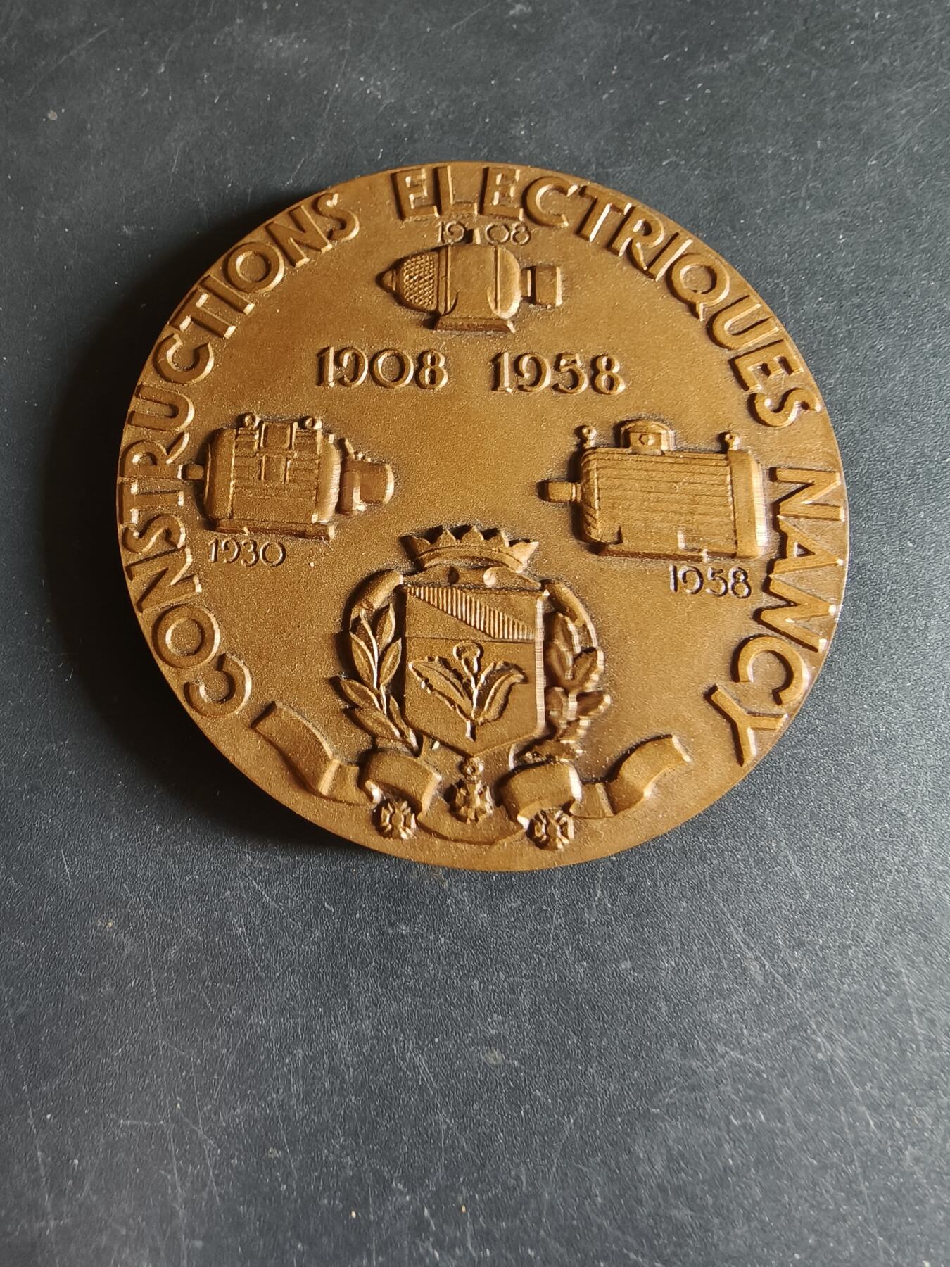 老王徽章第190期 法国南锡电气建设公司成立50周年大铜章     原盒      大师马塞尔·雷纳德作品      直径60mm     重量106.1g