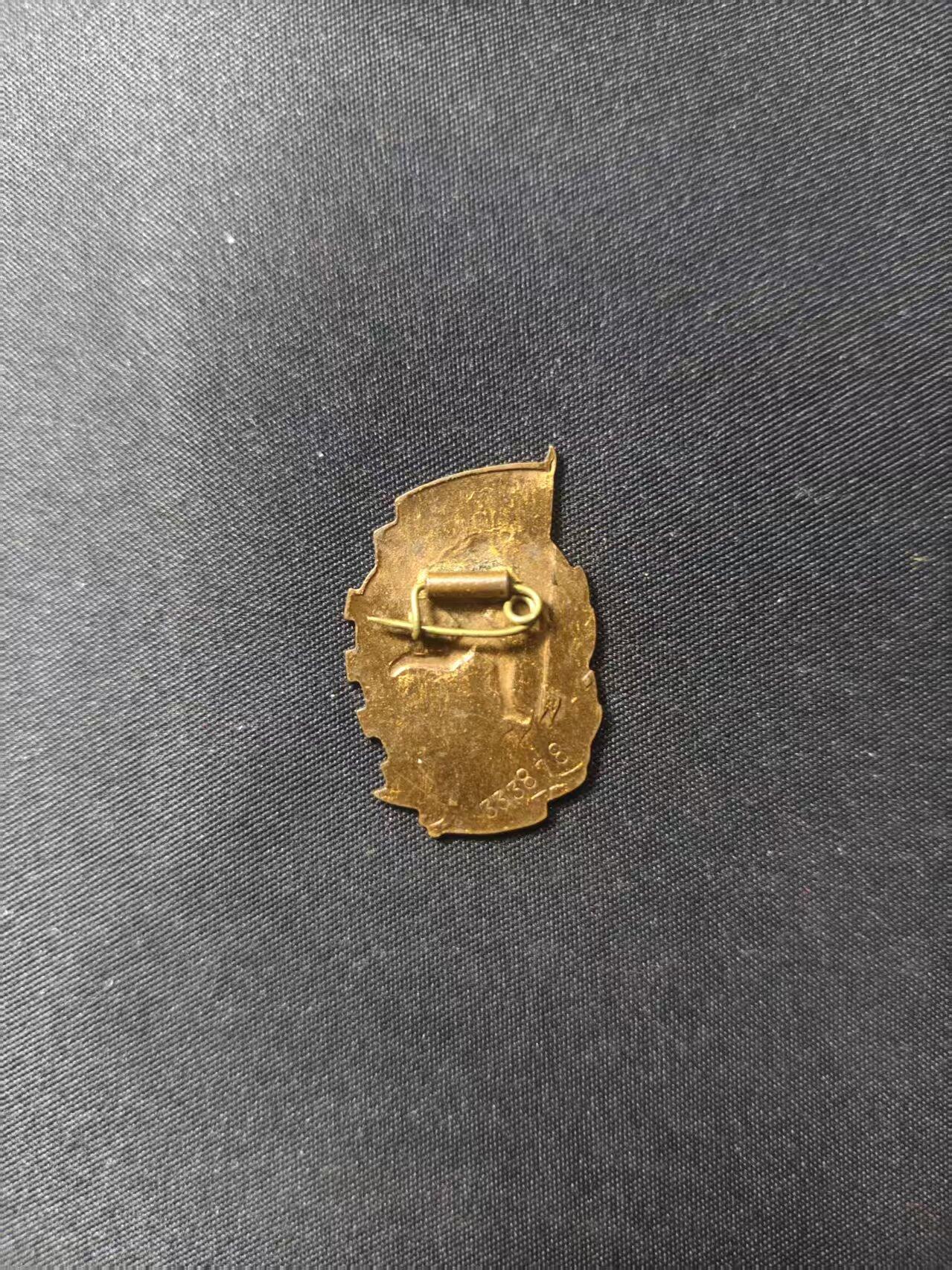 云宸嘉赏-勋臻文献佳藏优品精选场次（低佣 转发佣金红包） 五十年代初期 运动员证章-早期厚底热珐琅 编号版-333878 