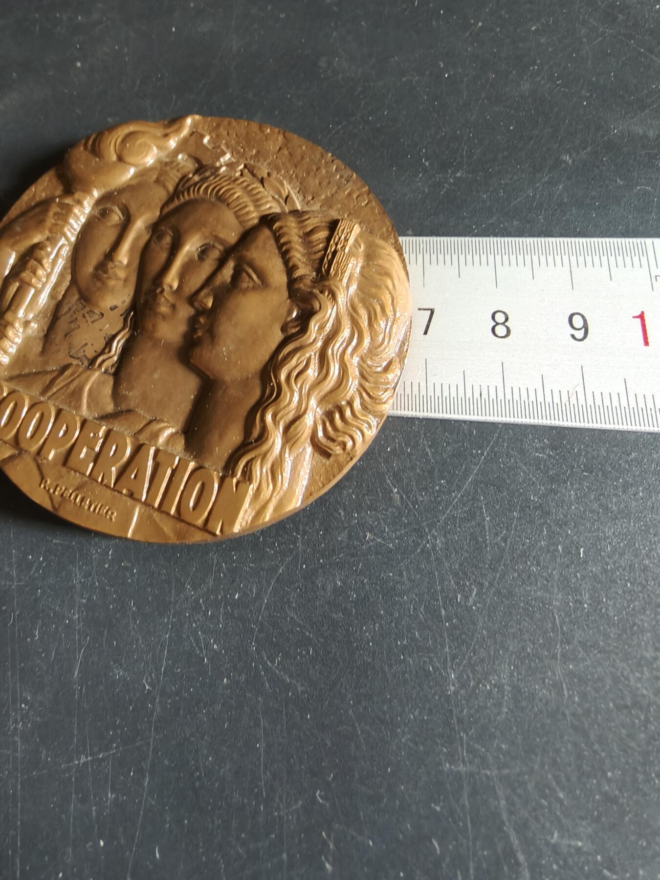 老王徽章第190期 法国《合作》主题大铜章    装饰风格    高浮雕    原盒     直径68mm    重量215.9g