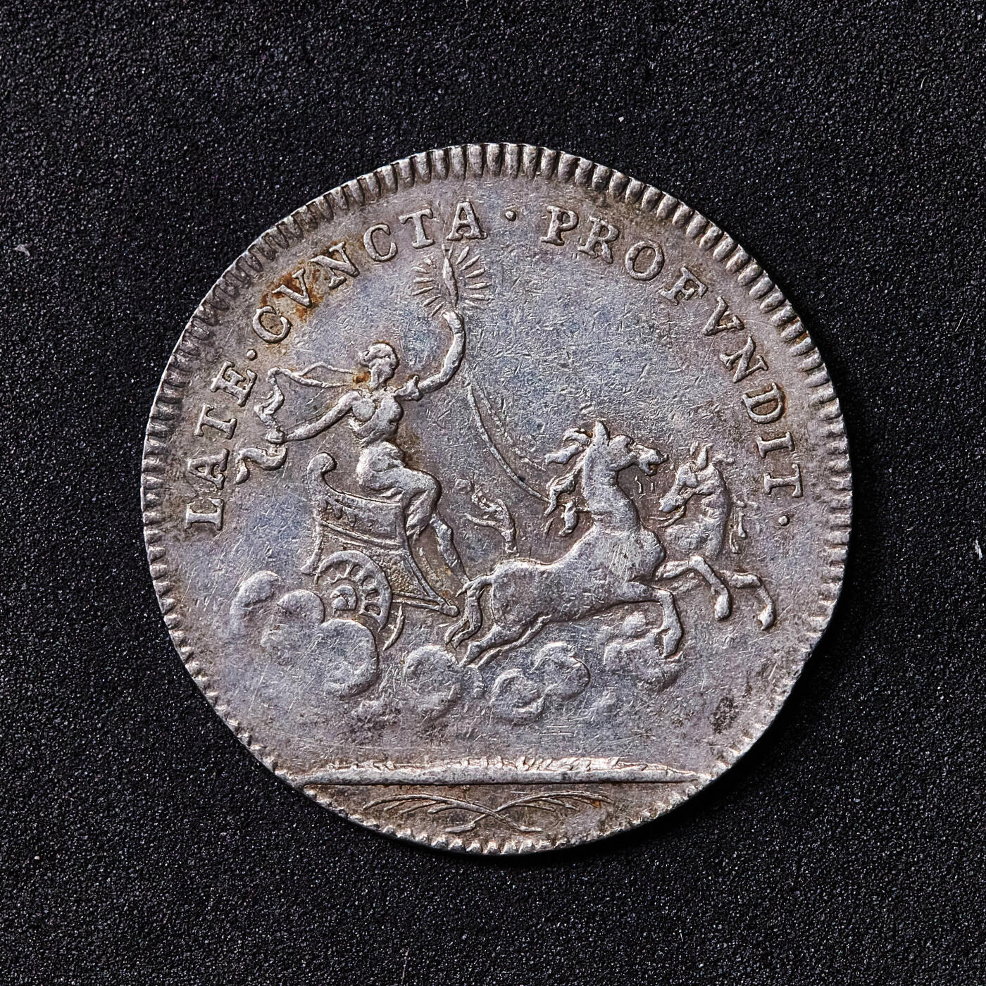 【俄甄集藏】2026年(050)04-01星期三 晚 19:30 全场包邮 法国18世纪路易十五“曙光女神”驾乘奥罗拉战车银质代用币章，黄油彩包浆，直径27mm，重4.8克，王权象征