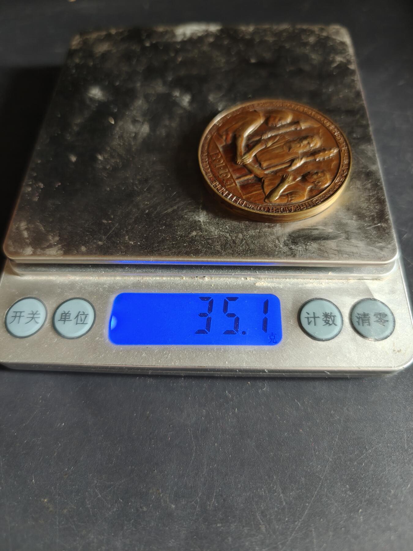 老王徽章第190期 瑞士慈善协会700周年纪念章    原盒,盒子有老化变形      直径42mm     重量35.1g