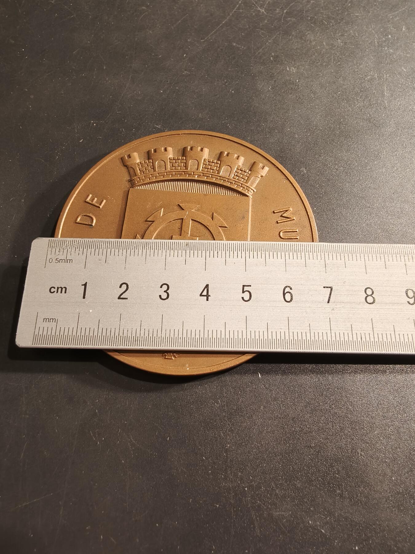 老王徽章第190期 法国莫尔豪斯市体育协会大铜章    直径70mm    重量148.6g