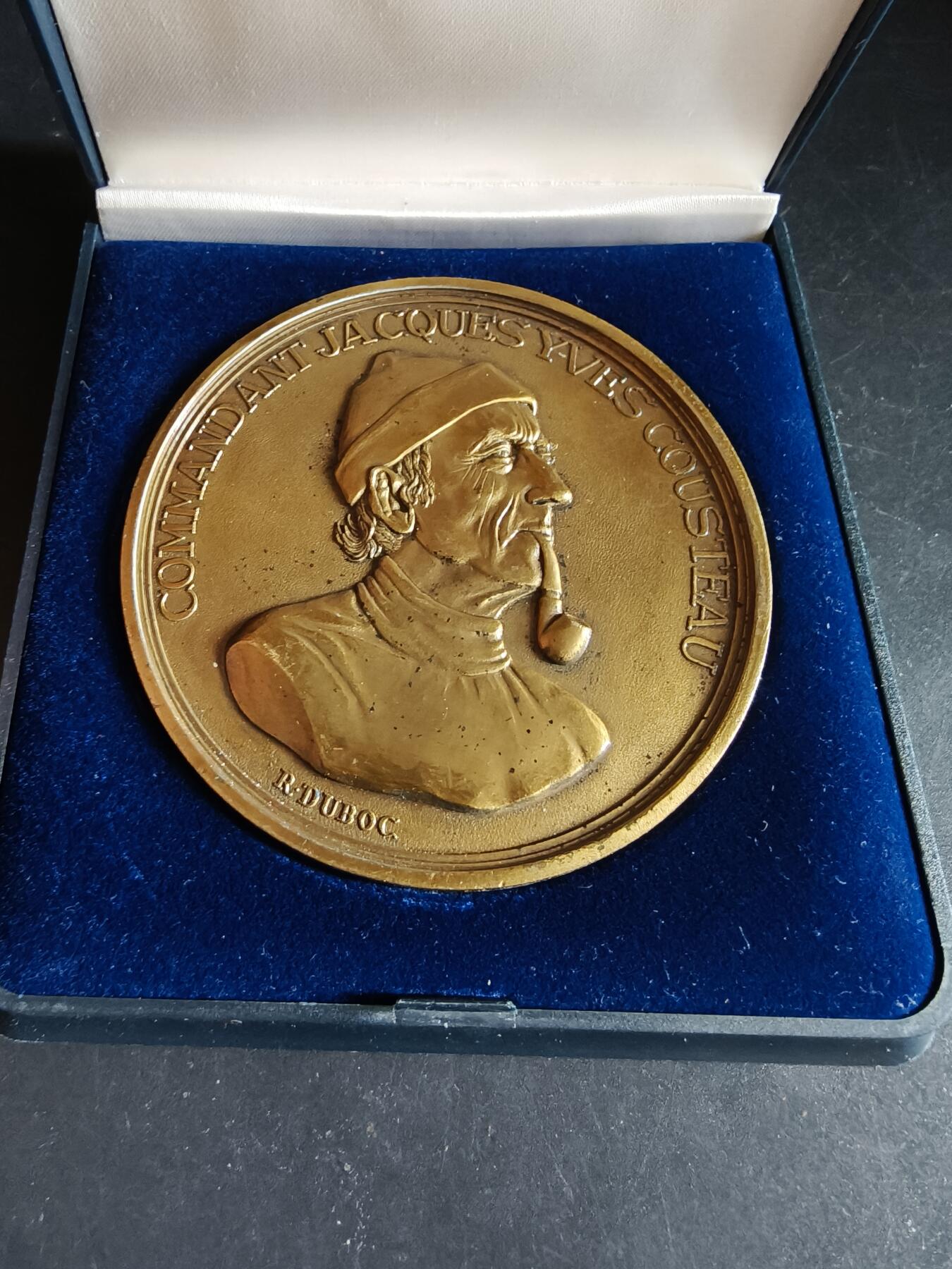 老王徽章第190期 法国罗伯特拉丰特出版社海军探险家雅克·库斯托纪念章 原盒 直径90mm  重量215.5g