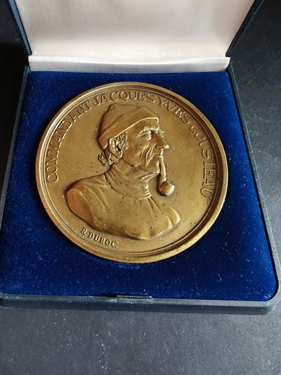 老王徽章第190期 - 法国罗伯特拉丰特出版社海军探险家雅克·库斯托纪念章 原盒 直径90mm  重量215.5g