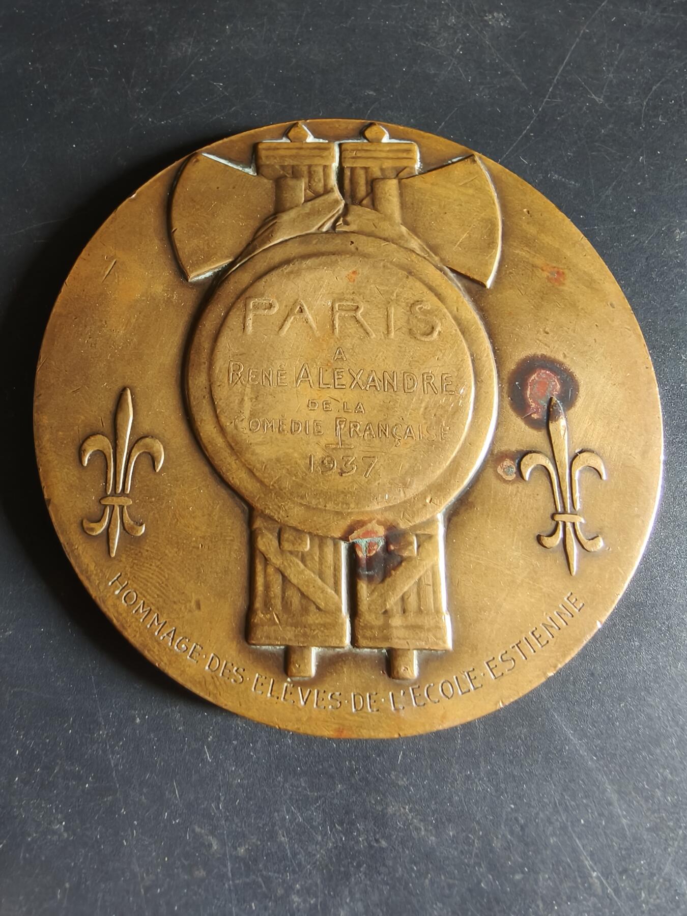老王徽章第190期 法国巴黎埃斯蒂钠学校致敬法国著名演员雷内·亚历山大大铜章     原盒      保罗马塞尔作品      直径90mm    重量283.8g