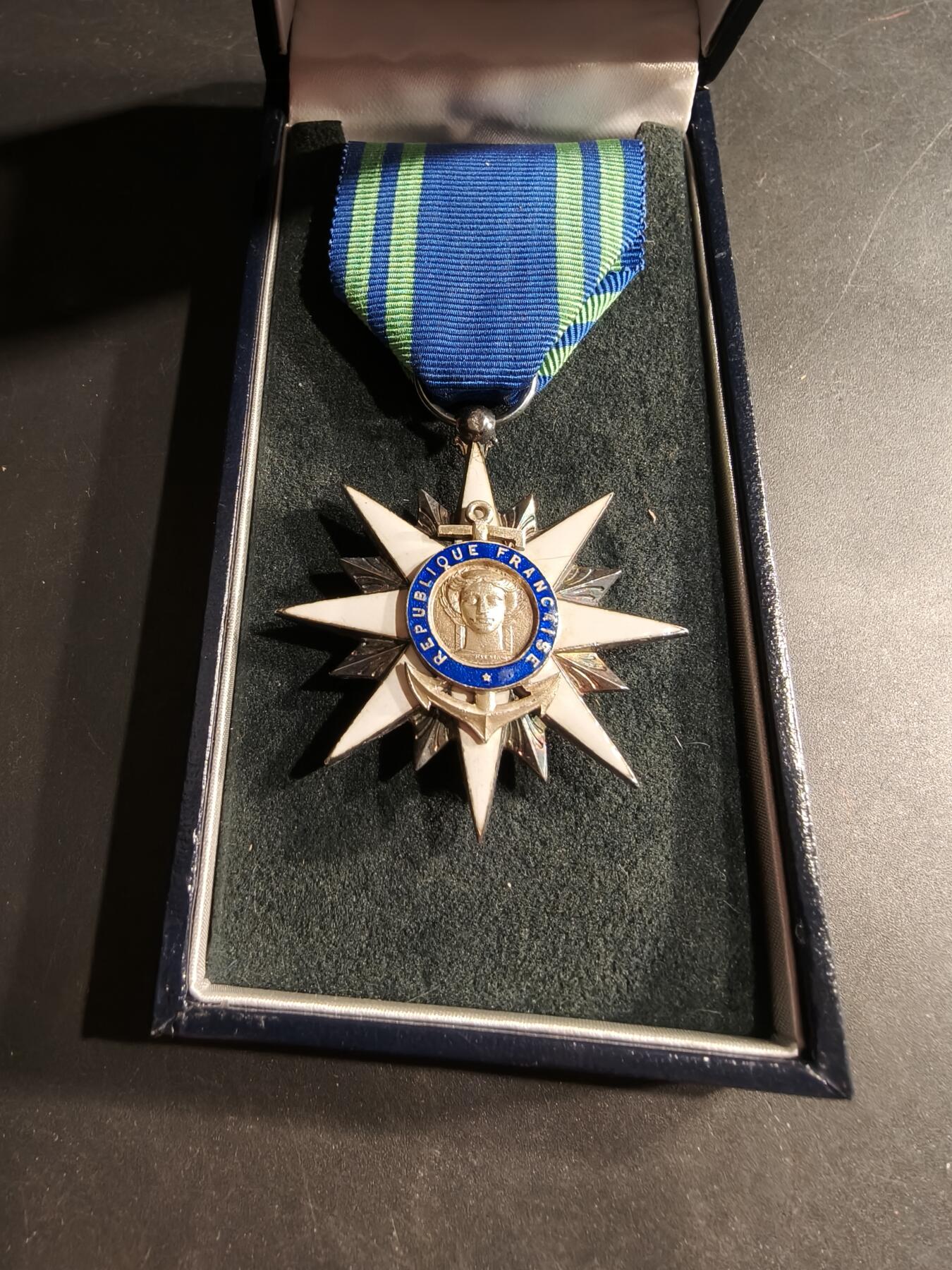 老王徽章第190期 法国骑士级海事功绩勋章    银质珐琅    原盒    螃蟹银标     24.7g