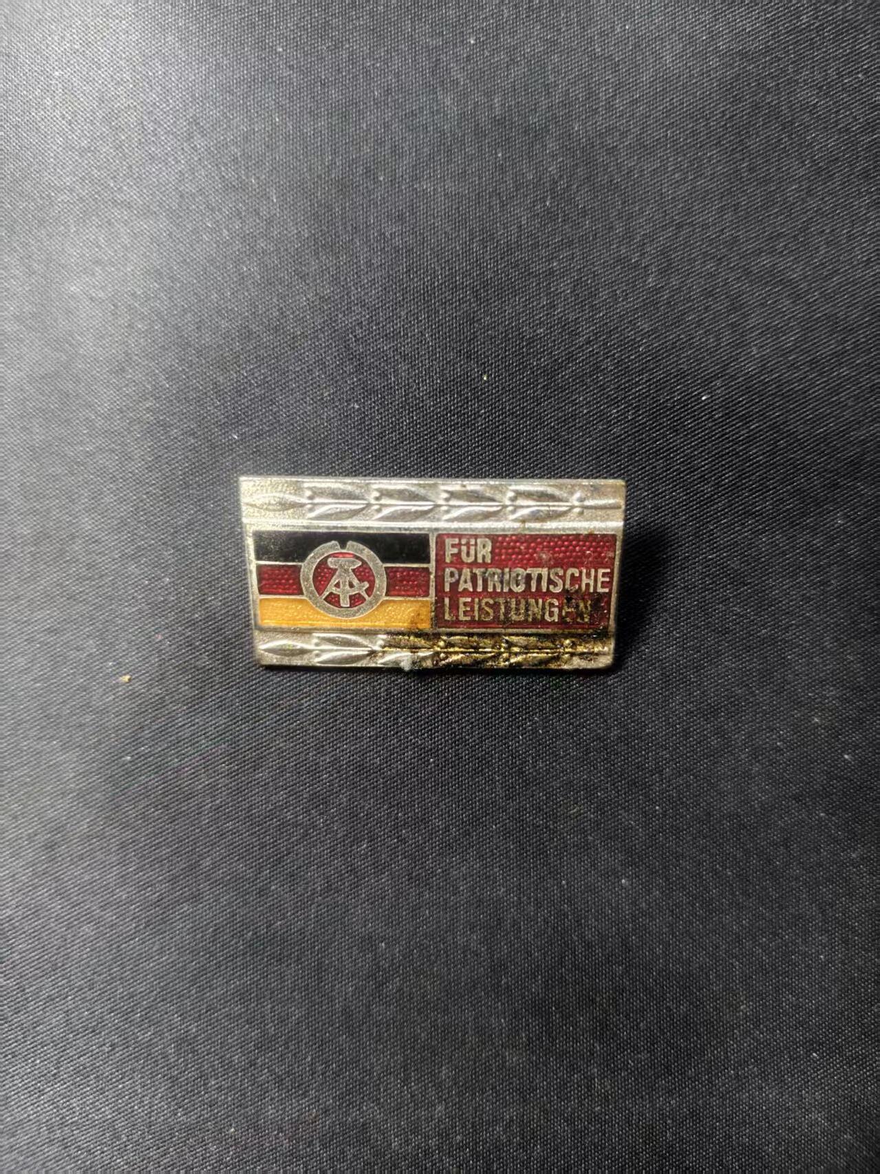 云宸嘉赏-勋臻文献佳藏优品精选场次（低佣 转发佣金红包） 民主德国人民阵线（预备党组织）银级奖章 早期热珐琅版本 