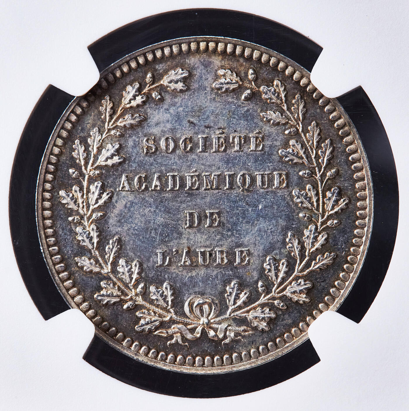 【俄甄集藏】2026年(050)04-01星期三 晚 19:30 全场包邮 法国19世纪奥布省学术协会银质奖章，NGC MS63，直径32mm，底板凝霜，黄油彩包浆，丰饶角铭