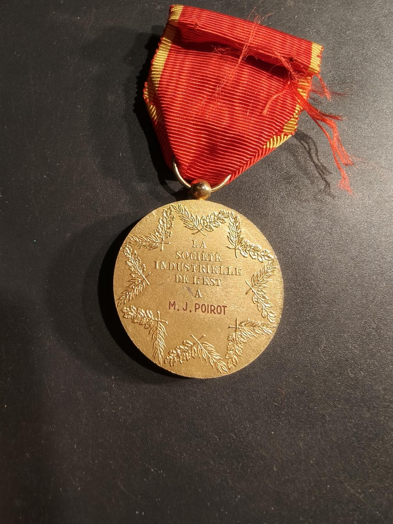 老王徽章第190期 法国金级东方工业协会奖章    950银镀金材质    金棕榈勋饰     30g