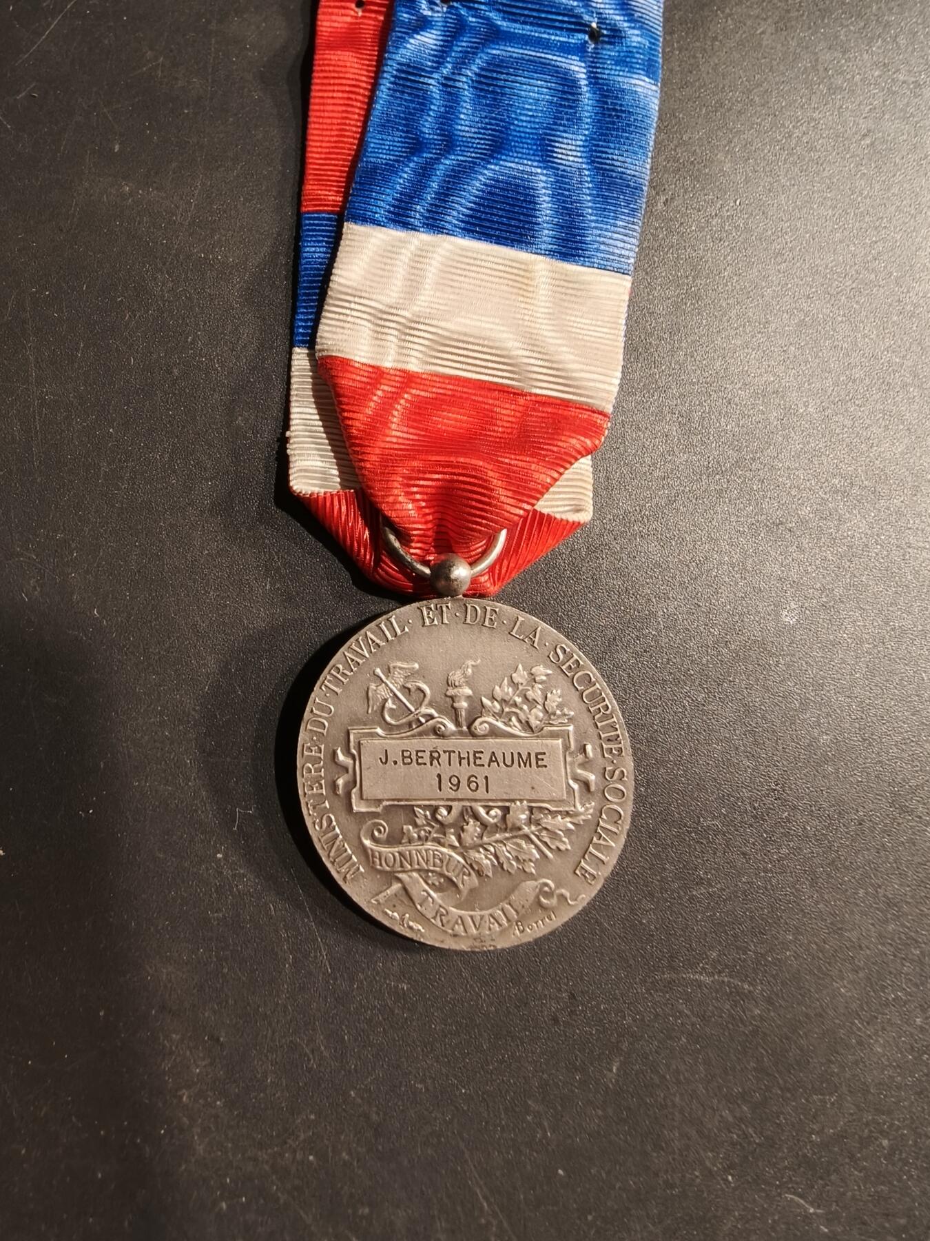 老王徽章第190期 法国银级劳工奖章    1961年实发   950银    11.6g