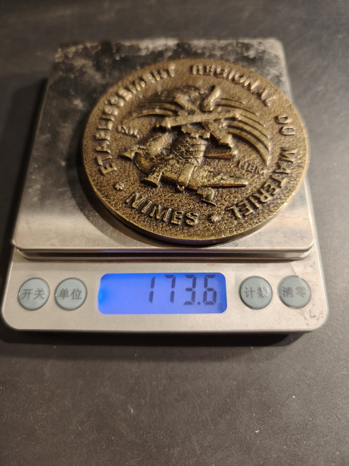 老王徽章第190期 法国尼姆地区后勤维修处纪念章     直径80mm     重量173.6g