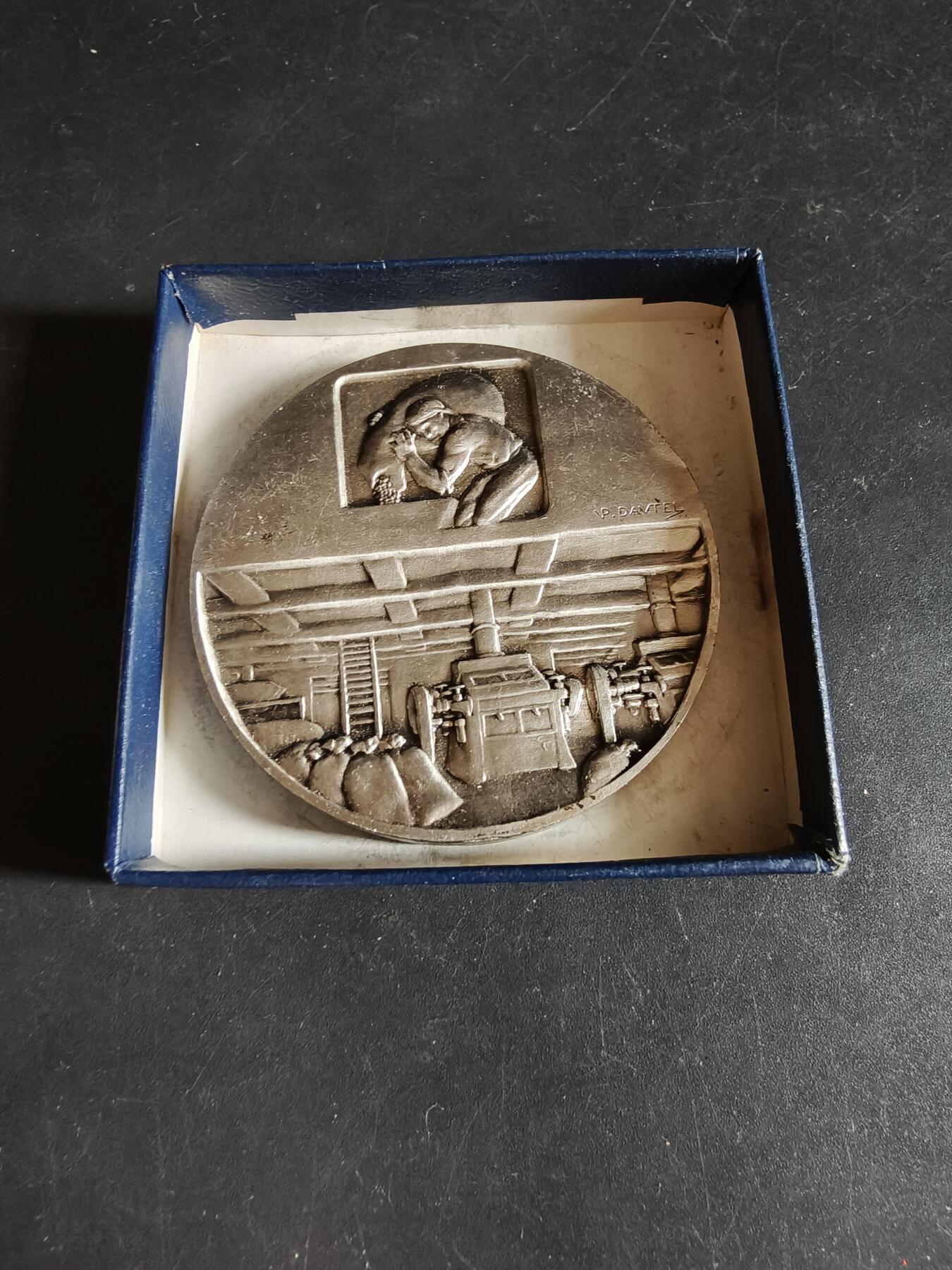 老王徽章第190期 法国磨坊主协会镀银大铜章     原盒     直径50mm     重量72.9g