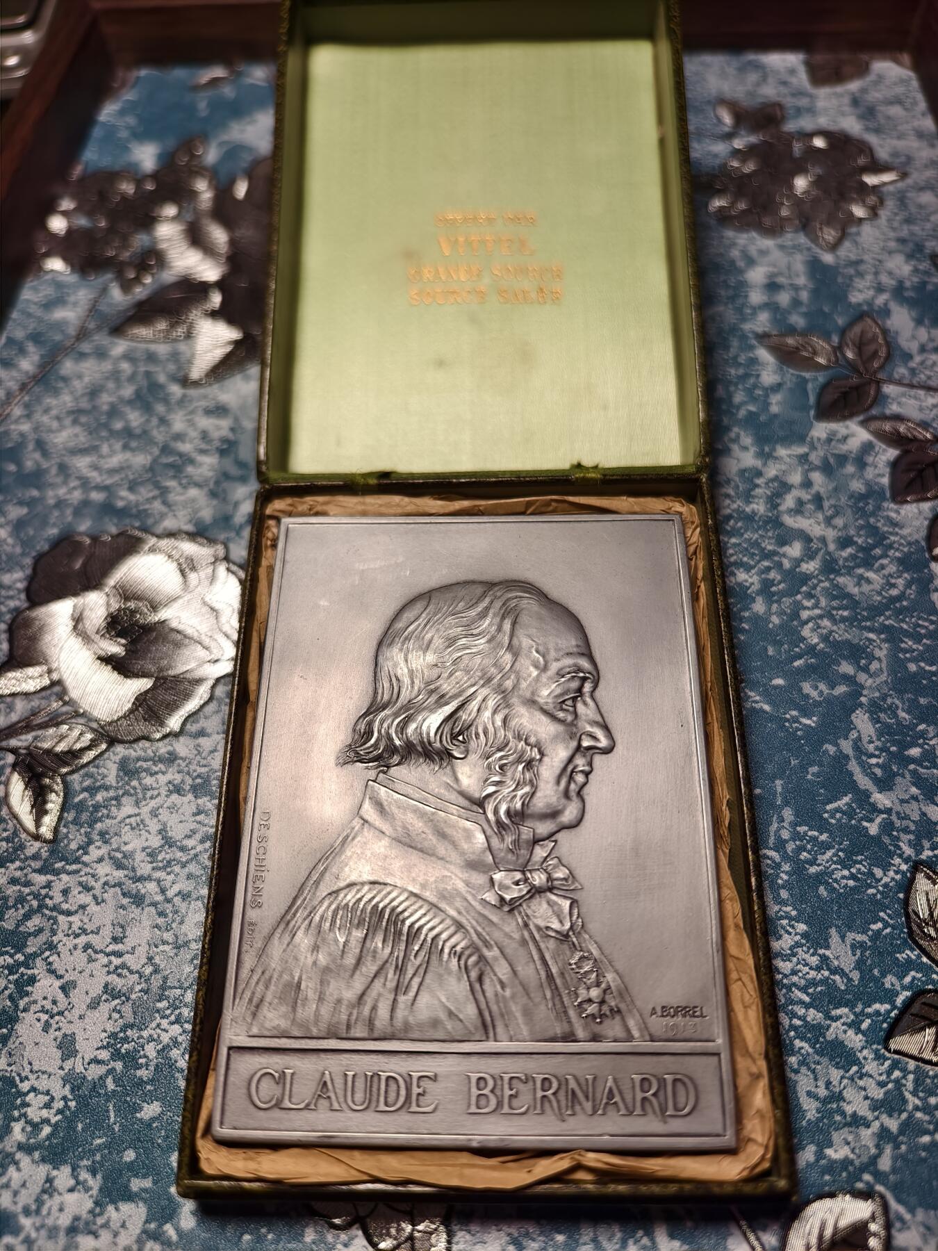 抚柳草堂-第二十期章牌钱币  奖章勋章免佣最后一期 满百包邮 放漏专场 1913法国生物学家克劳德纳德诞辰百年铝质纪念章  重133.9g 80*110.5mm 三角边铭 原盒美品 特殊材质保存不易