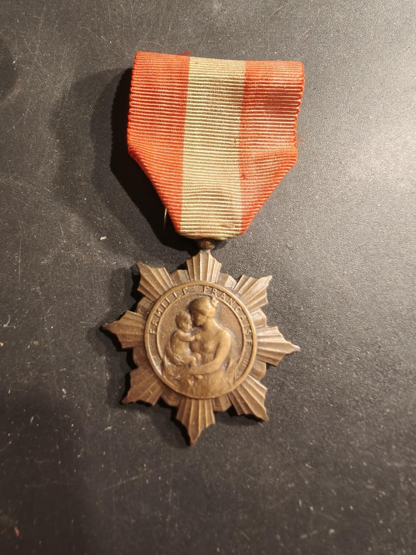 老王徽章第190期 法国卫生部铜级母亲奖章    原盒