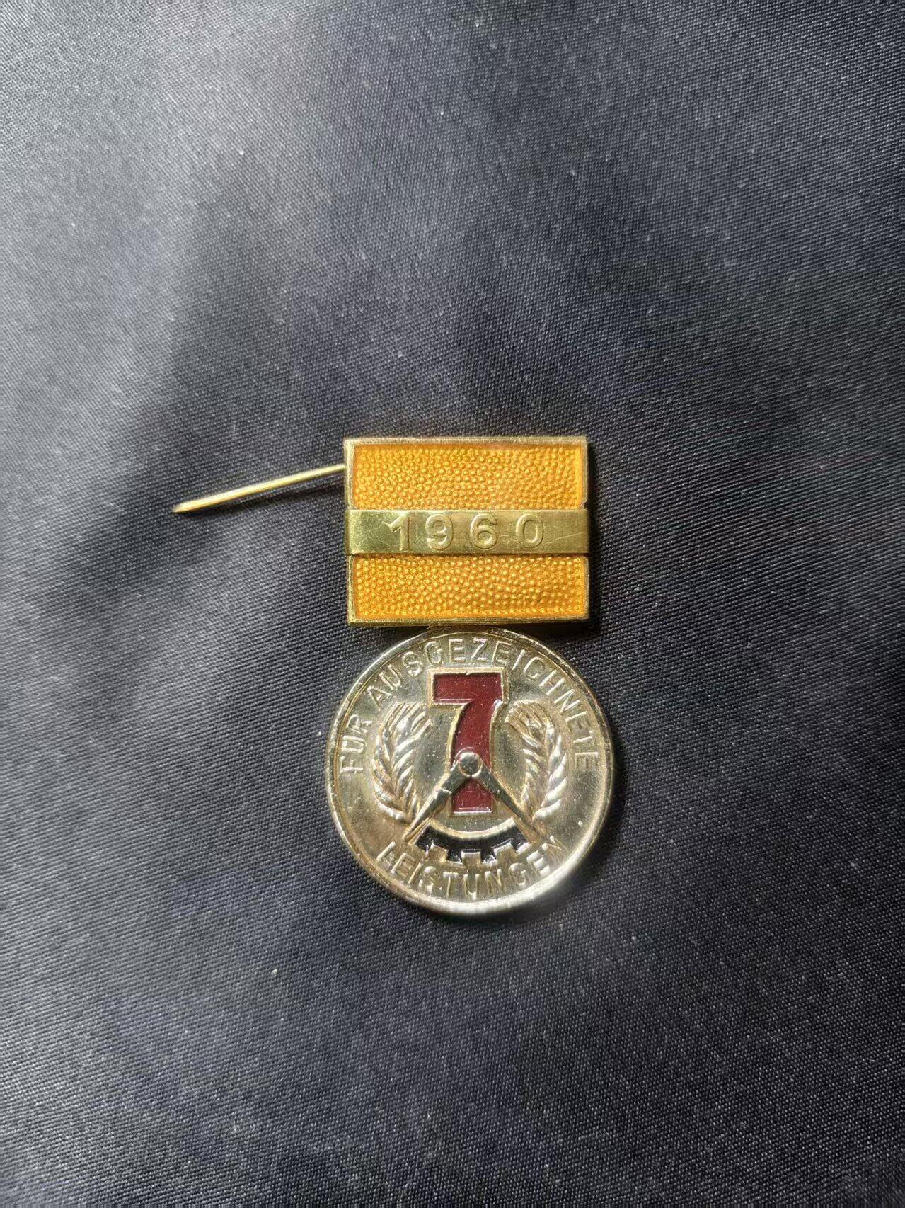 云宸嘉赏-勋臻文献佳藏优品精选场次（低佣 转发佣金红包） 民主德国 建设计划优秀服务奖章 1960版 