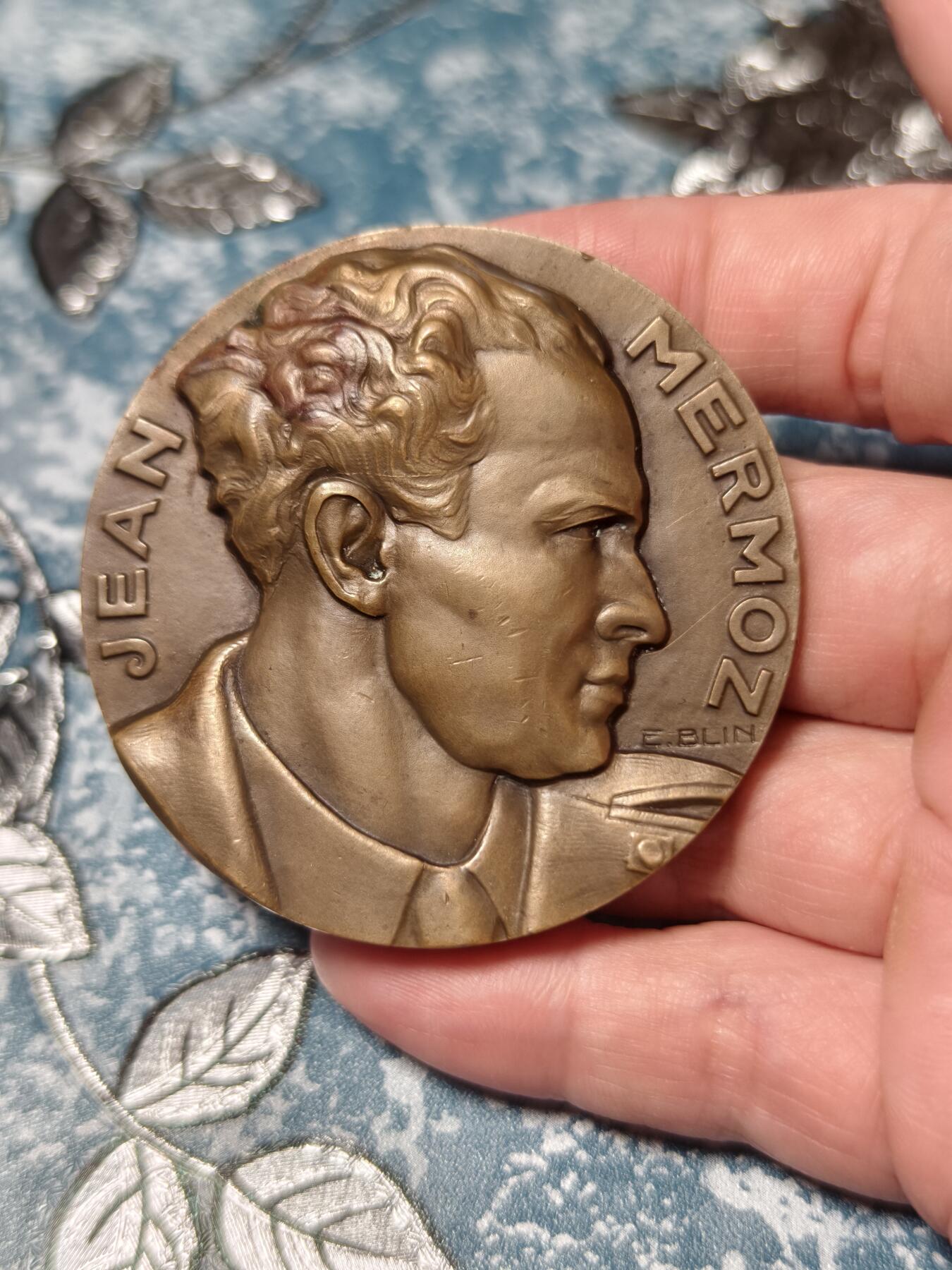 抚柳草堂-第二十期章牌钱币  奖章勋章免佣最后一期 满百包邮 放漏专场 1936法国航空先驱让·梅尔莫兹大铜章 直径59mm 重123.3g  传奇飞行员让·梅尔莫兹  超高浮雕品相不错 - 让·梅尔莫兹是法国航空黄金时代的代表人物，他的失踪是当时法国的重大事件，这枚章牌是航空史与现代史的重要实物见证