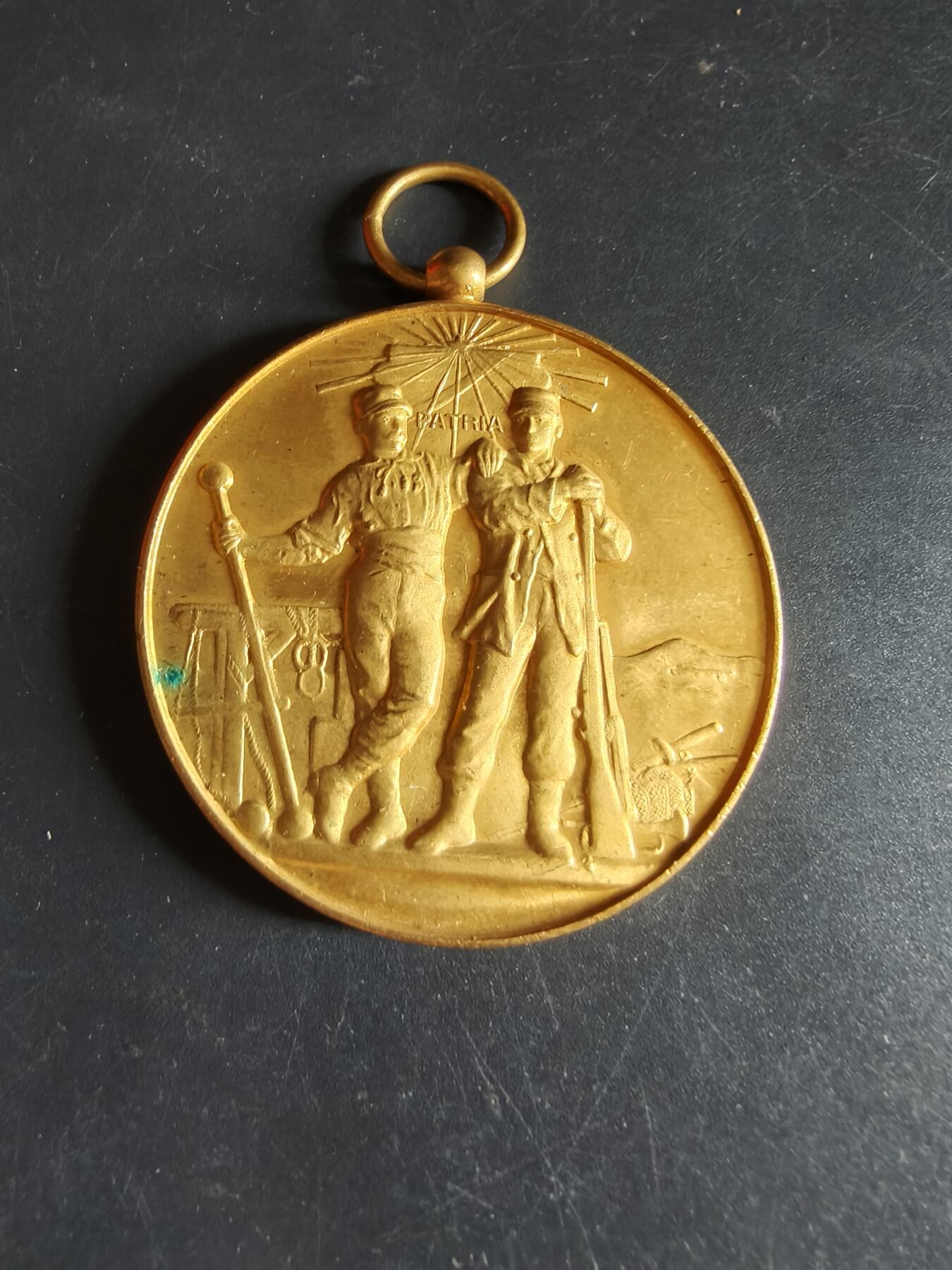 老王徽章第190期 法国射击协会镀金铜奖章     原盒     直径50mm     重量52g