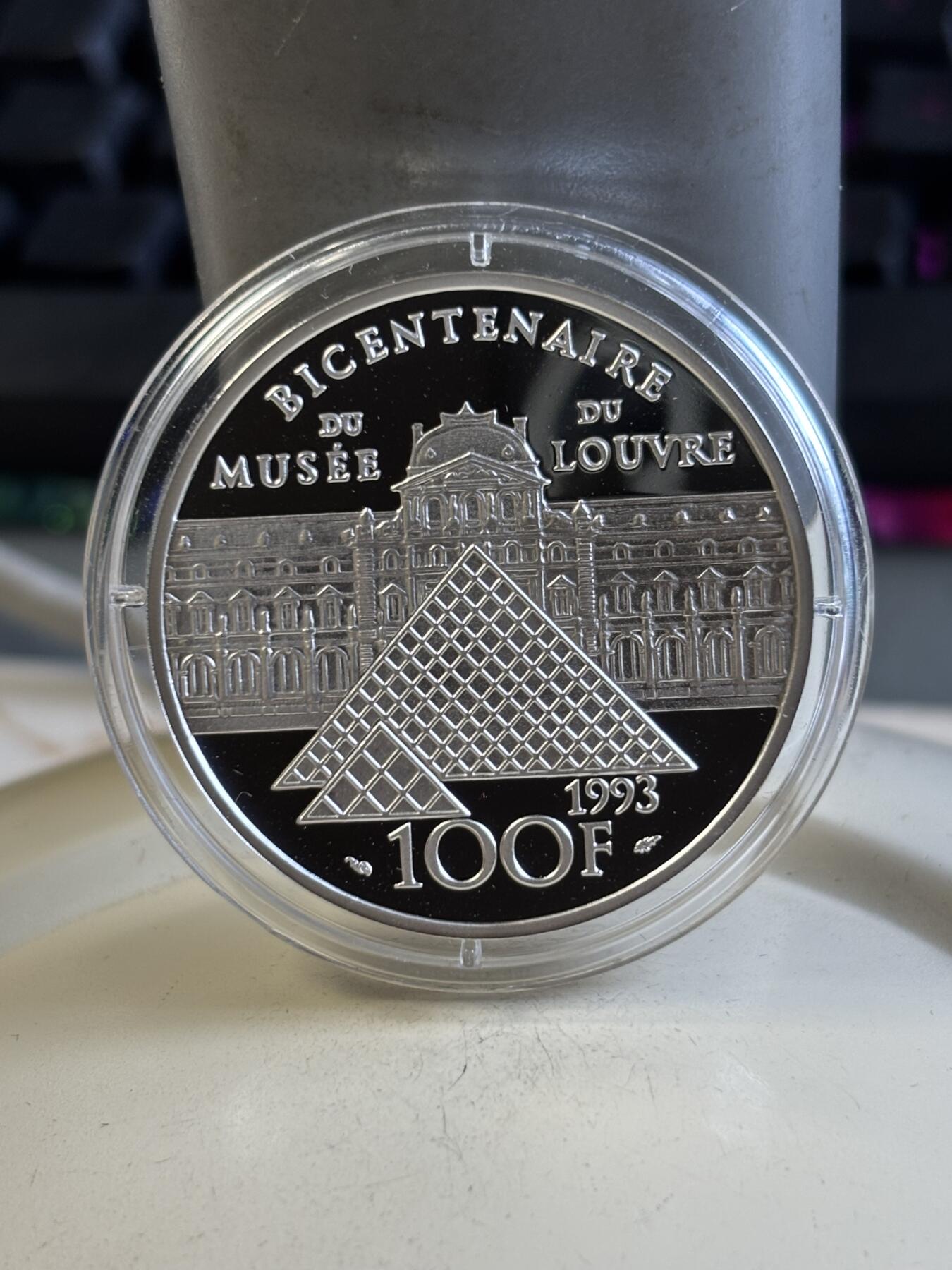 第194期拍卖 法国1993年卢浮宫馆藏系列胜利女神纪念银币，900银，22.2克，塑料盒有2处裂痕