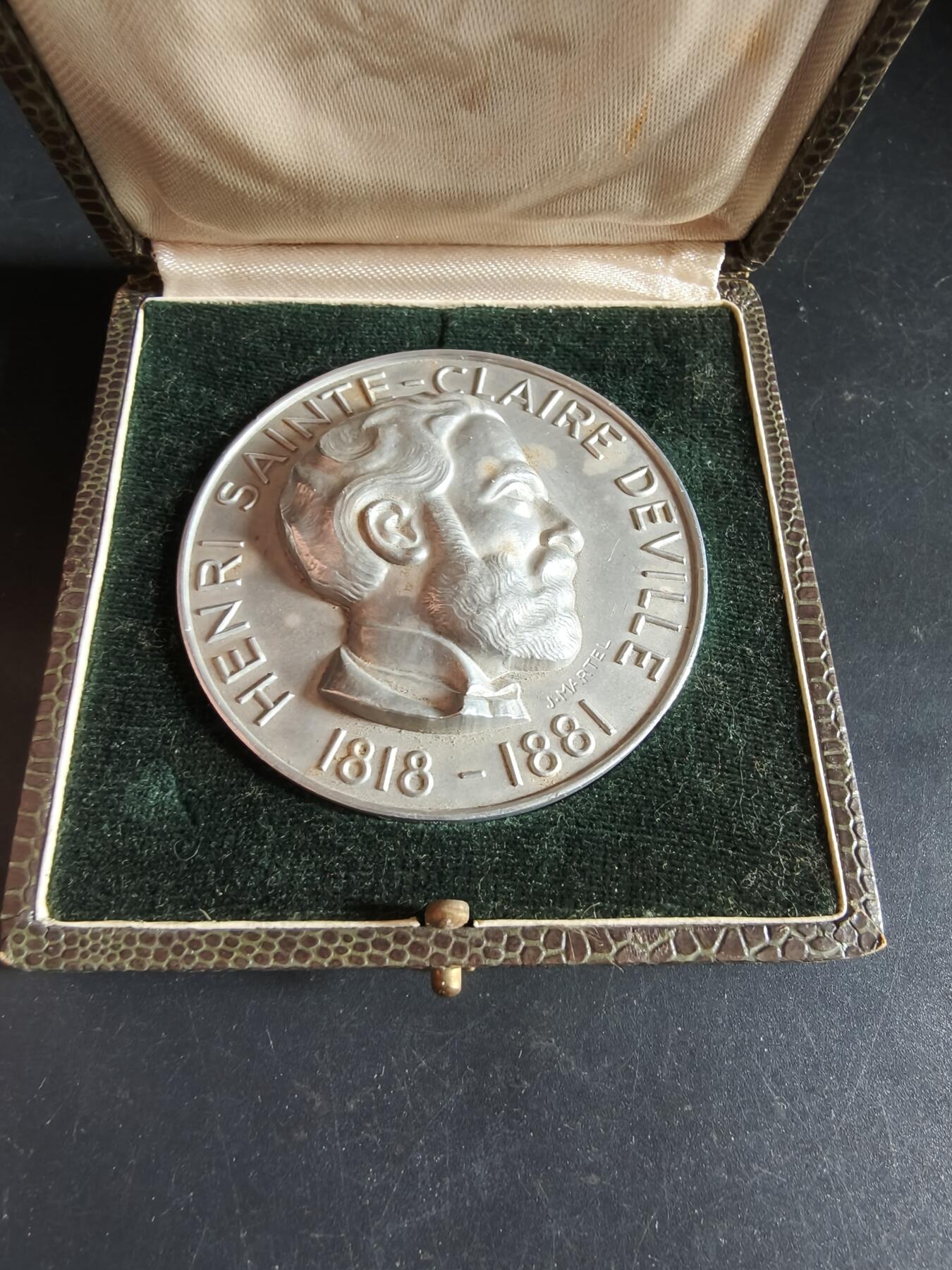 老王徽章第190期 法国铝业公司成立百年纪念章     原盒     铝制    特殊材质保存不易     高浮雕       直径60mm     重量37.3g   