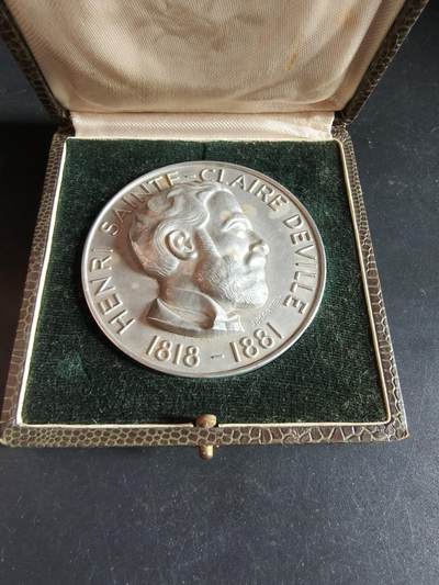 老王徽章第190期 - 法国铝业公司成立百年纪念章     原盒     铝制    特殊材质保存不易     高浮雕       直径60mm     重量37.3g   