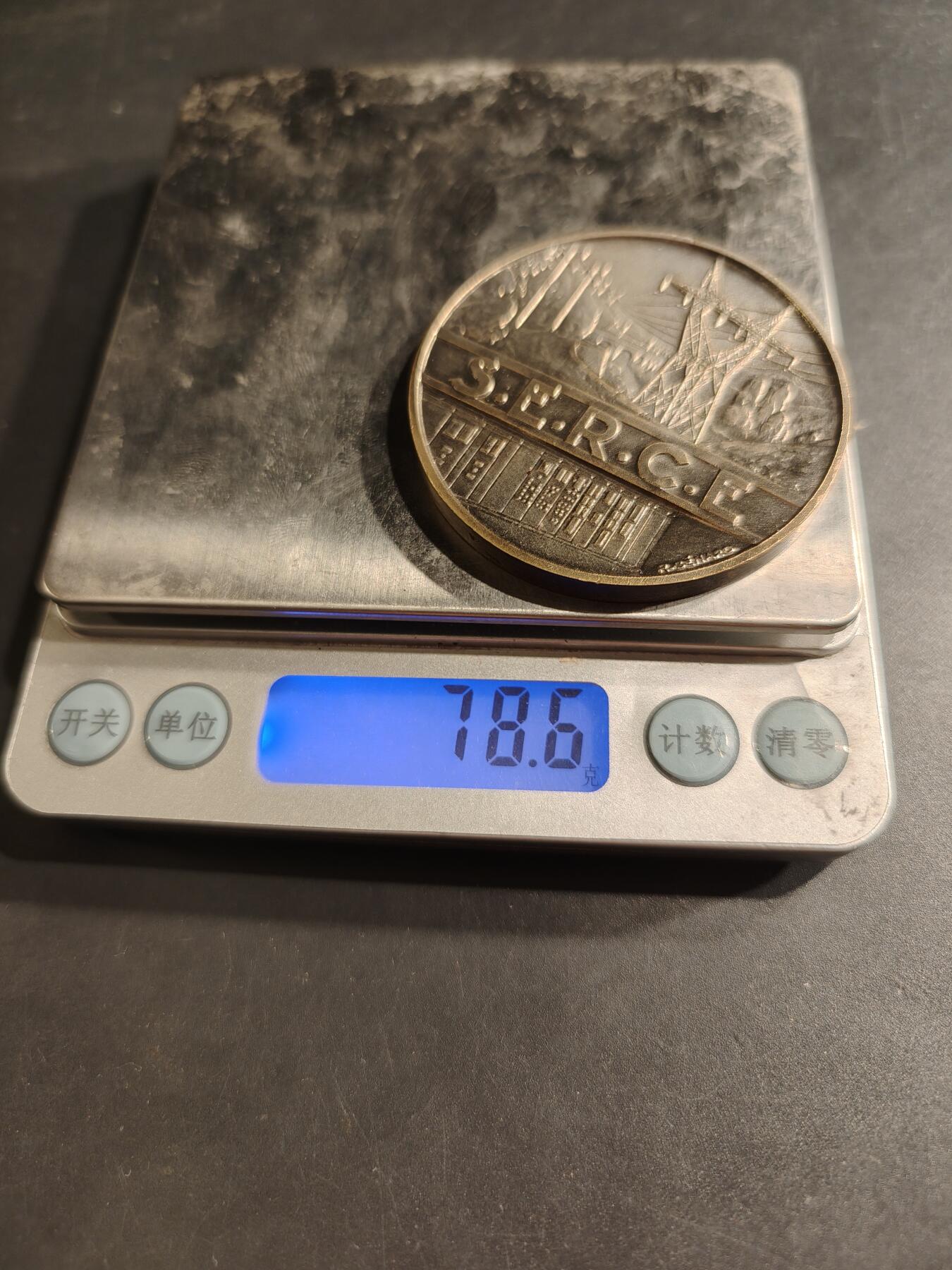 老王徽章第190期 法国电气网络、发电厂、公共与工业电气工程承包商联合会镀银大铜章      直径54mm     重量78.6g