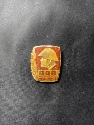 云宸嘉赏-勋臻文献佳藏优品精选场次（低佣 转发佣金红包） - 民主德国人民军优秀士兵证章 铜制美品 