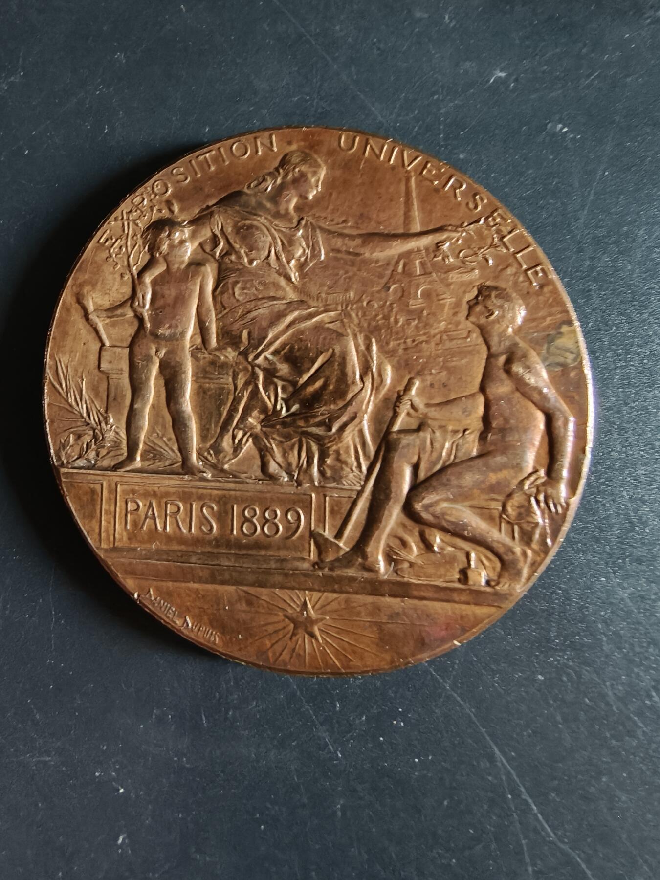 老王徽章第190期 法国1889巴黎国际博览会大铜章    大师丹尼尔·杜普伊作品      直径64mm     重量90.9g