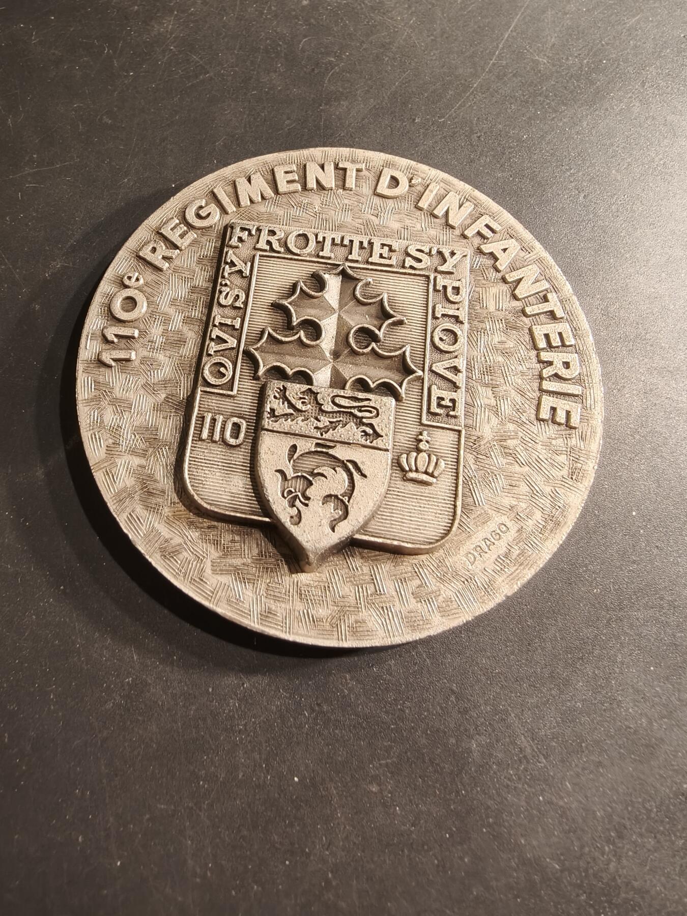 老王徽章第190期 法国陆军110步兵团纪念章    背面为110步兵团成立以来经历过的著名战役，如霍恩林登战役、凡尔登战役、索姆河战役、马恩河战役等       直径80mm     重量193.9g