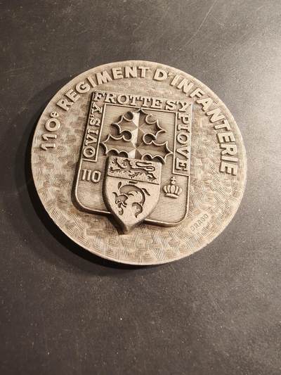 老王徽章第190期 - 法国陆军110步兵团纪念章    背面为110步兵团成立以来经历过的著名战役，如霍恩林登战役、凡尔登战役、索姆河战役、马恩河战役等       直径80mm     重量193.9g