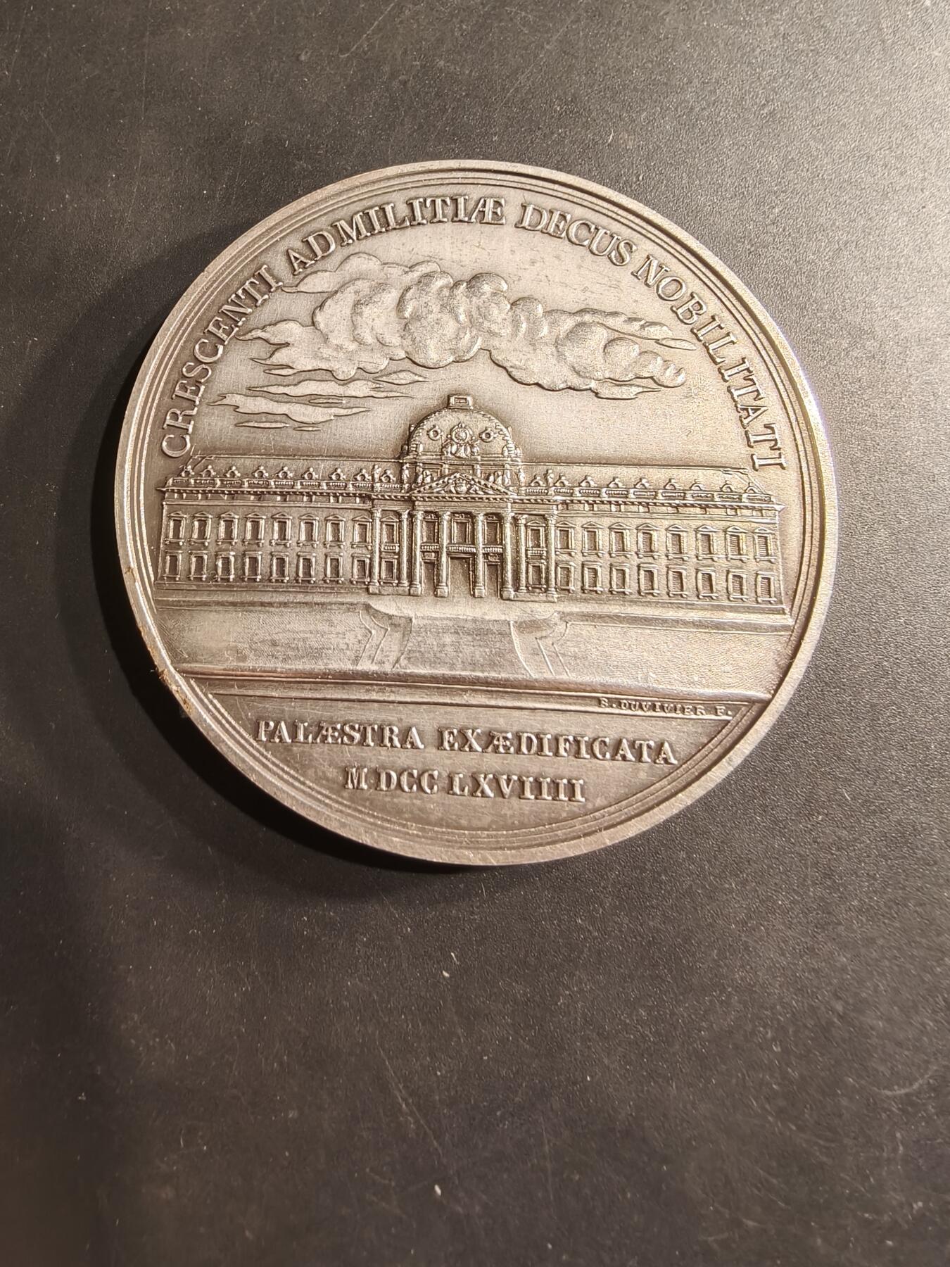 老王徽章第190期 法国空军高等教育中心镀银大铜章     直径64mm    重量136.8g