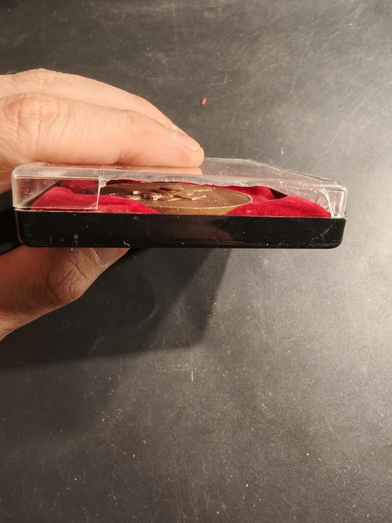 老王徽章第190期 法国长跑运动纪念章    原盒，盒子有损     直径50mm     重量61.2g