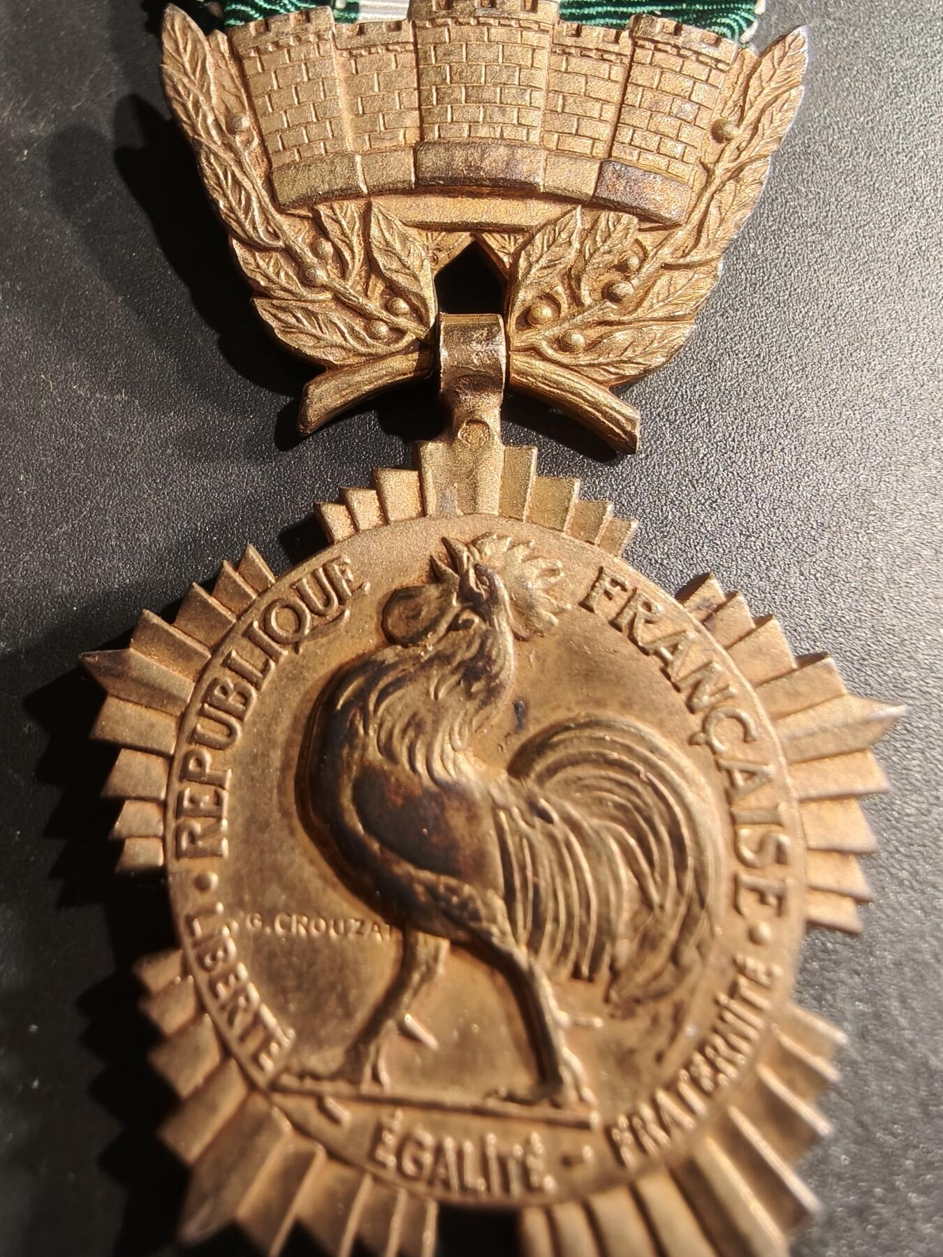 老王徽章第190期 法国金级地方嘉奖奖章     带纸盒   螃蟹银标    19.4g