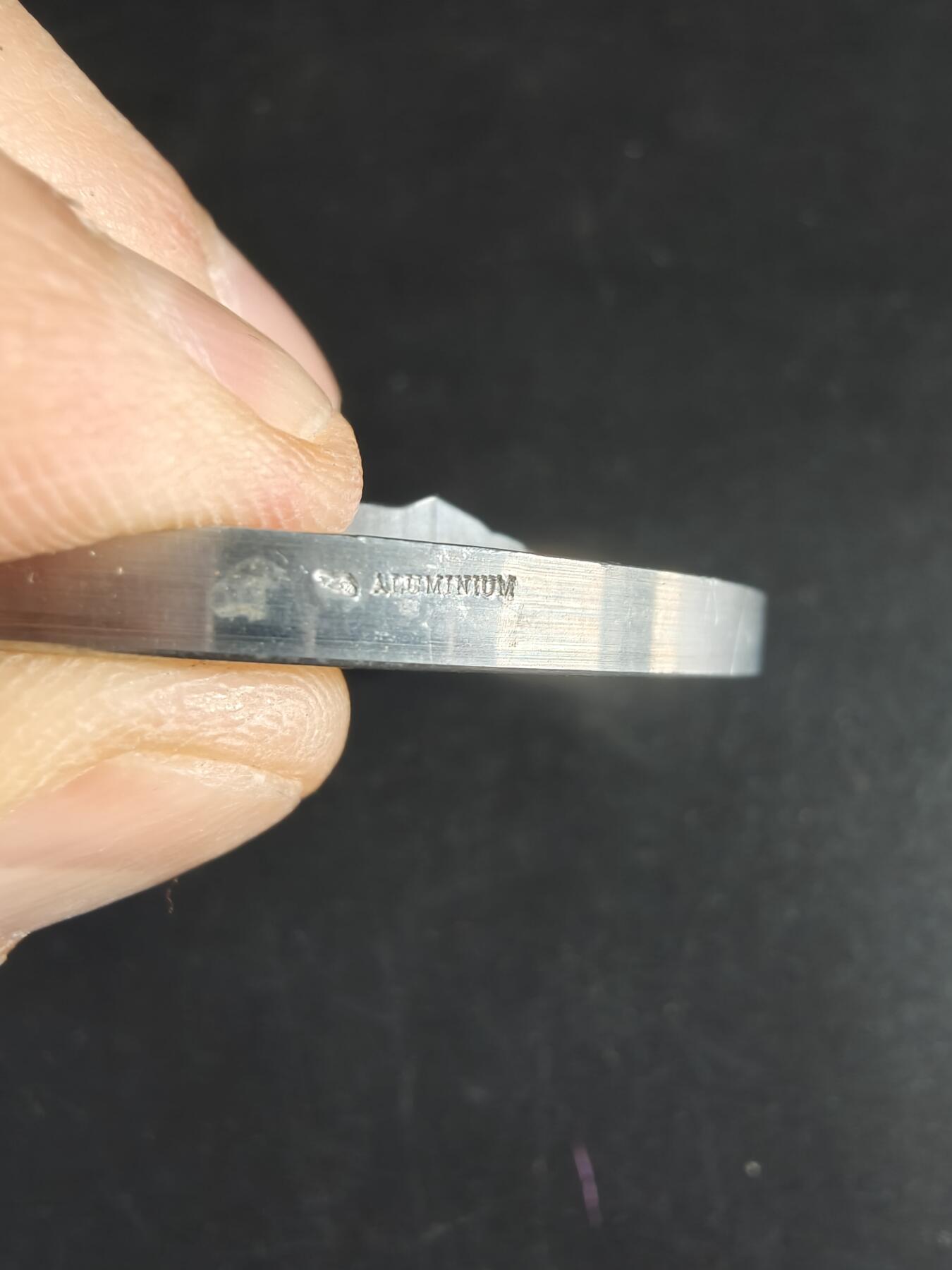 老王徽章第190期 法国铝业公司成立百年纪念章     原盒     铝制    特殊材质保存不易     高浮雕       直径60mm     重量37.3g   