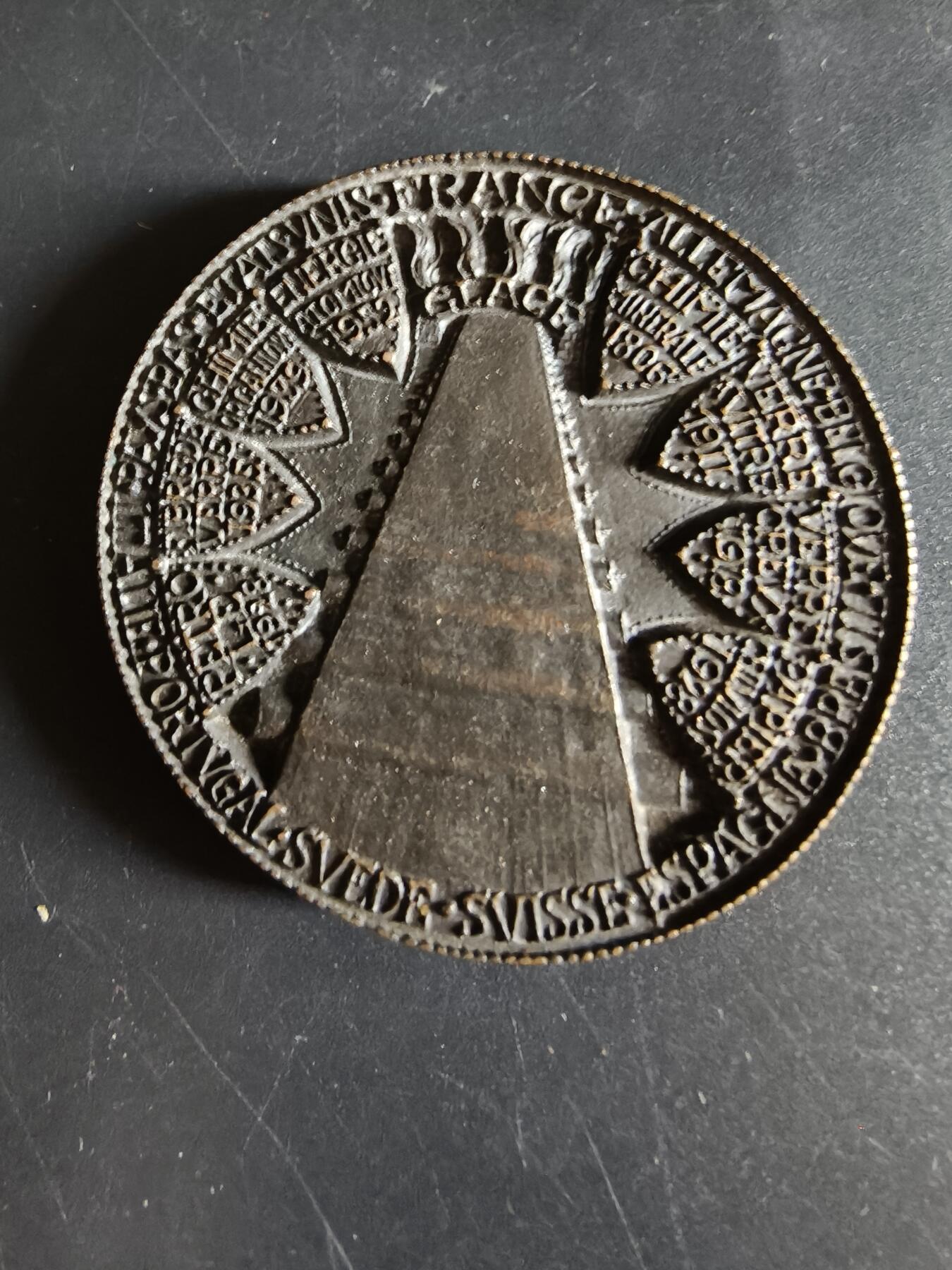 老王徽章第190期 法国圣戈班集团成立300周年大铜章   正面为路易十四时代法国财政部长科尔贝尔(圣戈班集团最初是为凡尔赛宫镜廊提供镜子而设立的)      直径54mm      重量108.8g 