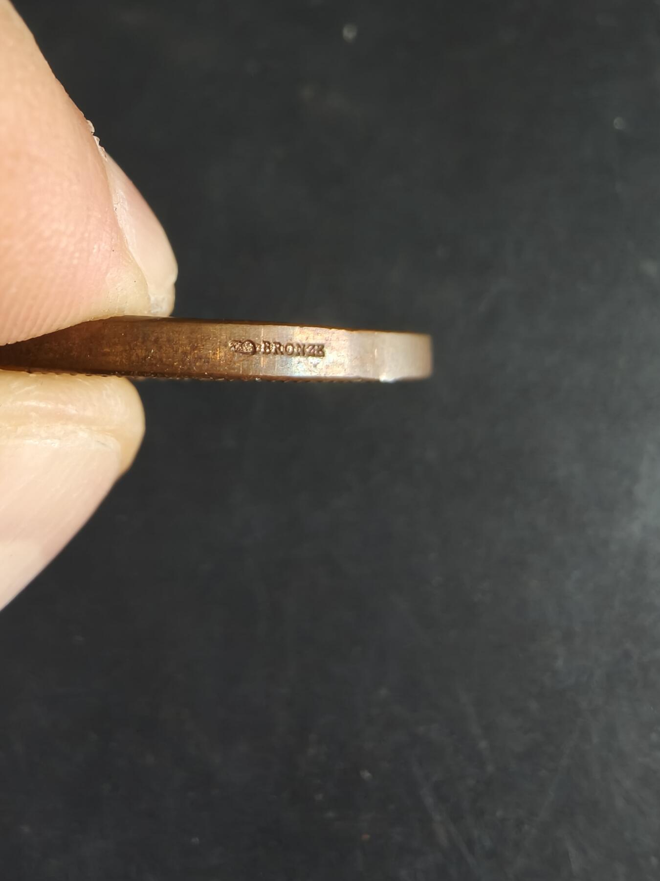 老王徽章第190期 法国利摩日国立装饰艺术学院大铜章     大师路易·波特作品     原盒       直径42mm      重量35.3g