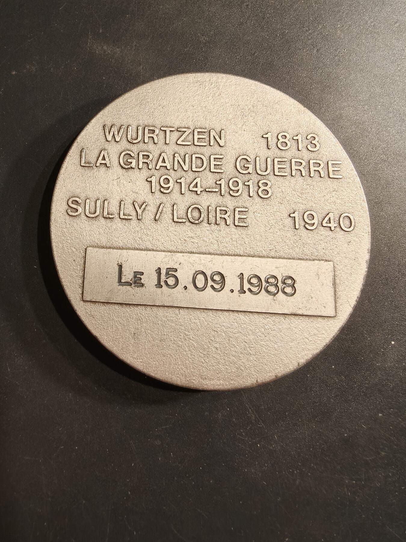 老王徽章第190期 法国陆军第6指挥与支援团纪念章     背面为其参与的重要战役     直径70mm    重量114.6g