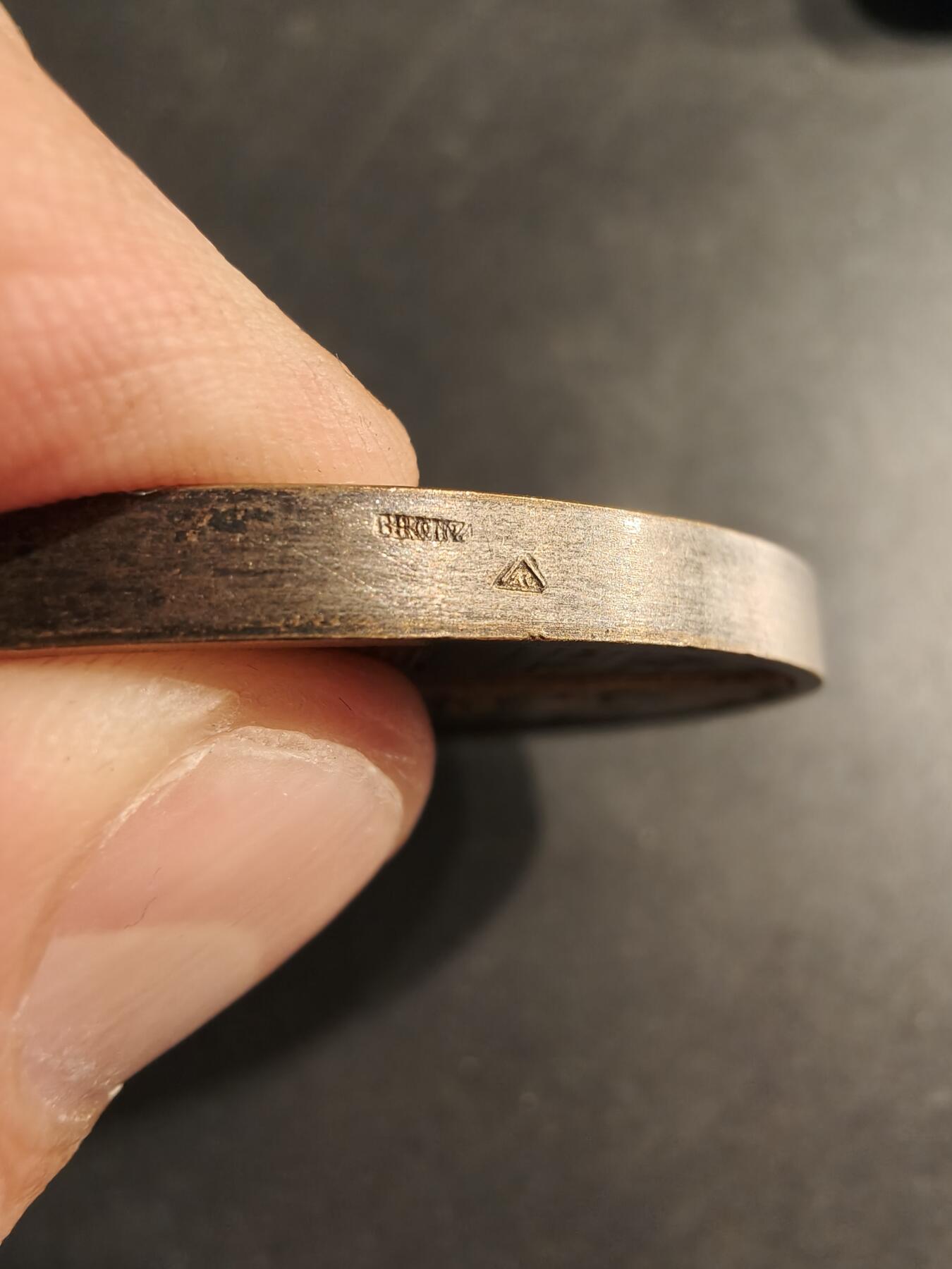 老王徽章第190期 法国电气网络、发电厂、公共与工业电气工程承包商联合会镀银大铜章      直径54mm     重量78.6g