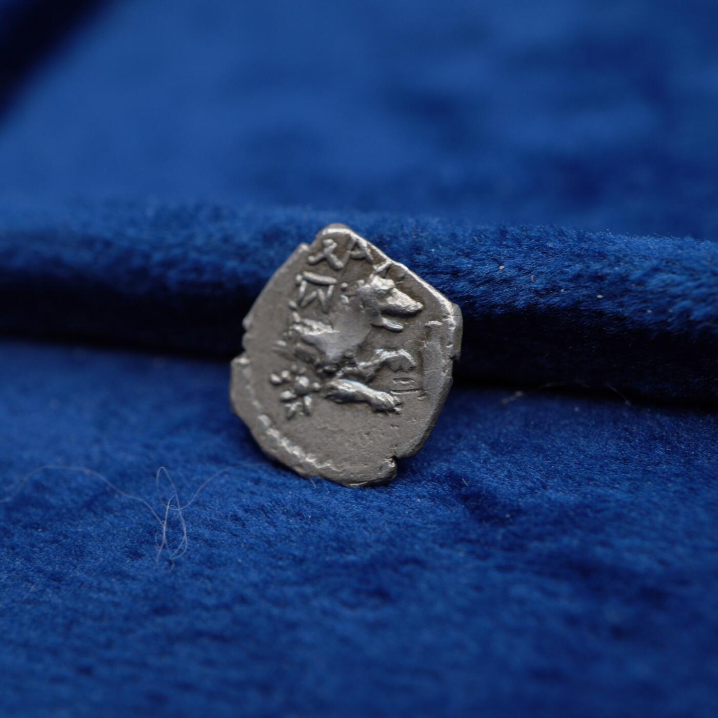 琋语集藏2026年04月欧洲古典打制币拍卖 古希腊拉科尼亚地区-拉兰达城（laranda）狼与双人头像奥波银币