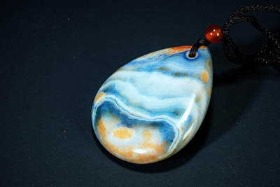 上海都达杂项专场六十九【全场包邮】 - 天然缠丝草花玛瑙水滴挂件 附鉴定证书94-148