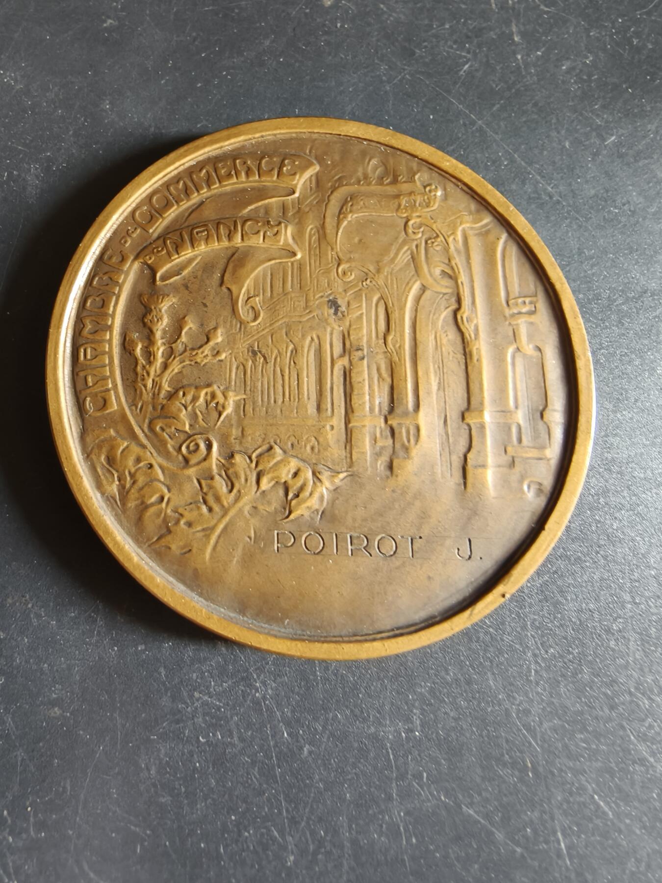 老王徽章第190期 法国南锡工商会大铜章      原盒      维克多·普普维作品      正面描绘了在翻阅账本的女性       直径68mm      重量144.2g