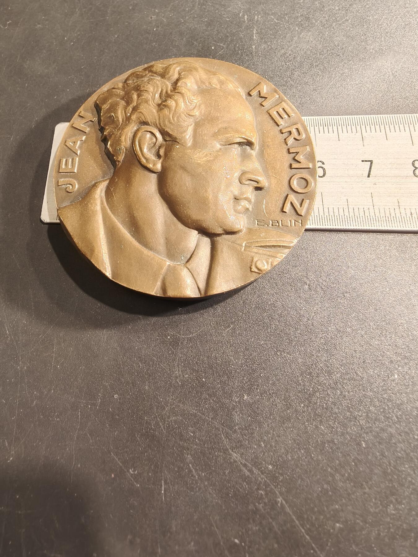 老王徽章第190期 法国著名飞行员让·梅尔莫茨大铜章      高浮雕      直径58mm     重量120g        让·梅尔莫兹是著名的法国先驱飞行员，以在南大西洋进行邮件航线飞行而闻名 