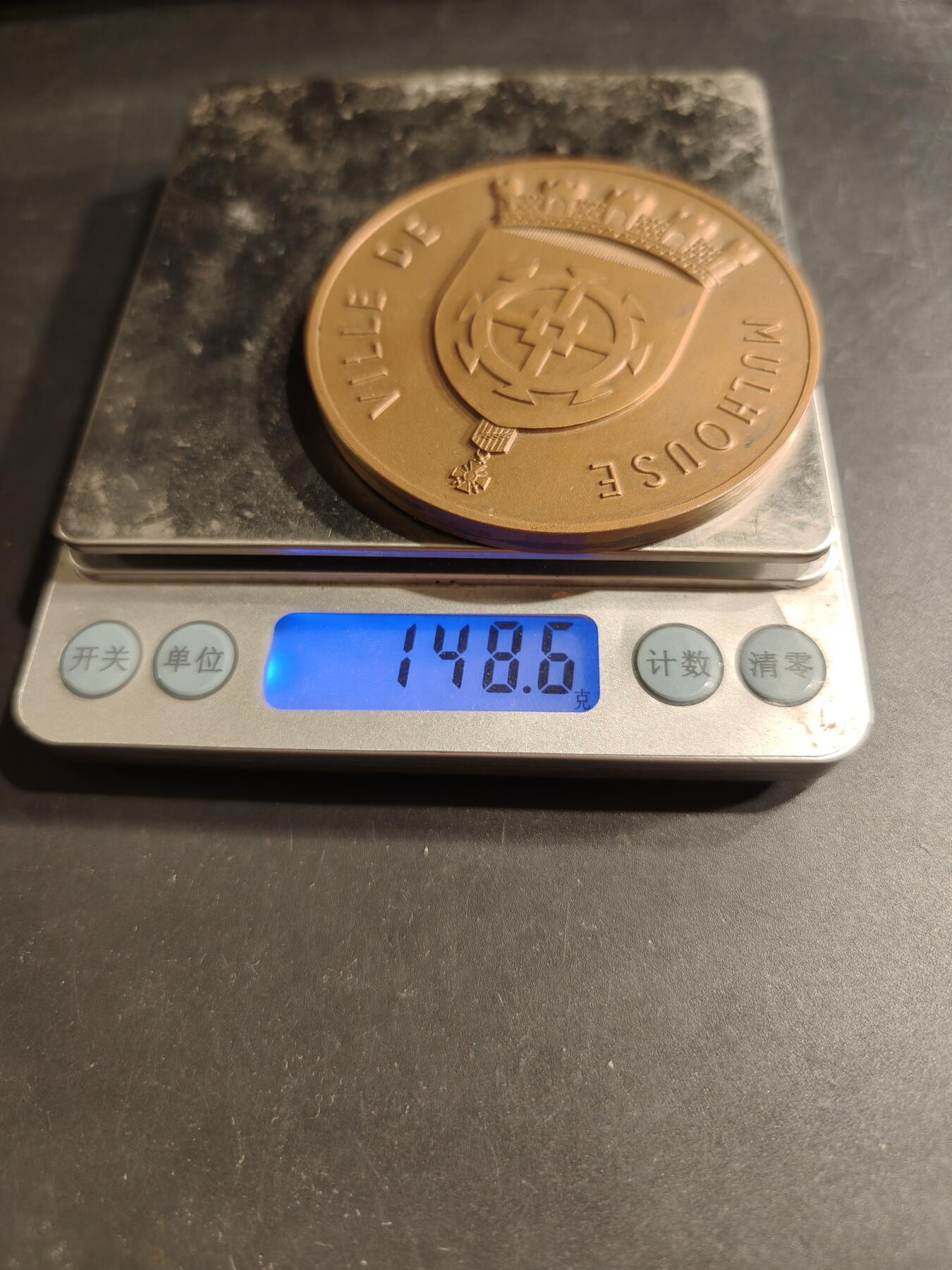 老王徽章第190期 法国莫尔豪斯市体育协会大铜章    直径70mm    重量148.6g