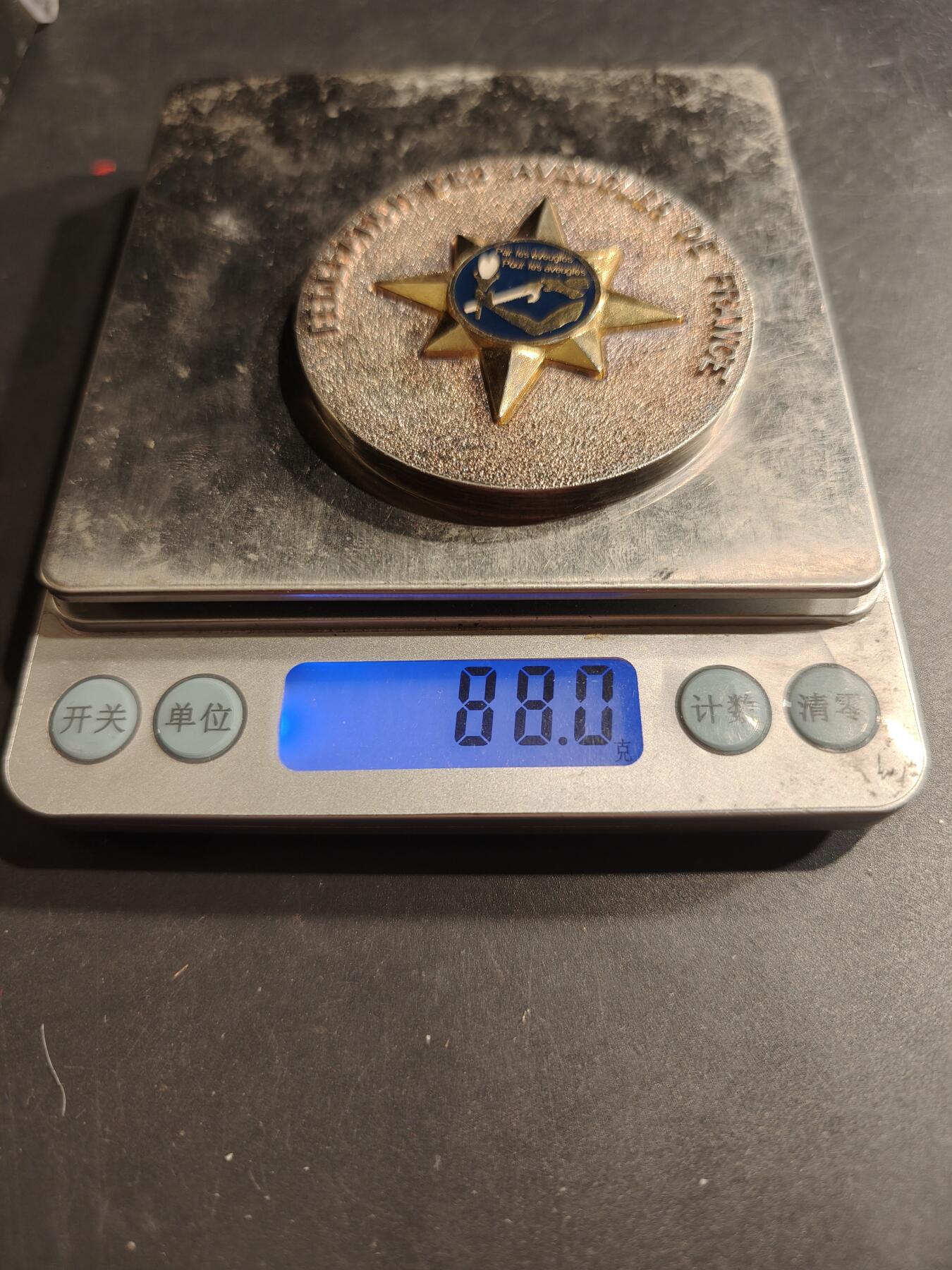 老王徽章第190期 法国盲人与视力障碍者联合会纪念章     原盒，盒子有变形      直径60mm      重量88g