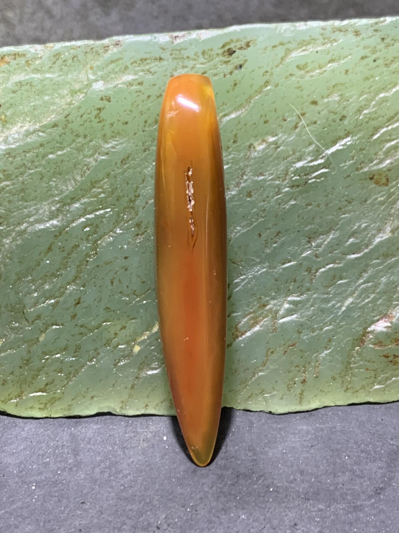 蒙料冻料战国红玛瑙通货牙形吊坠一个