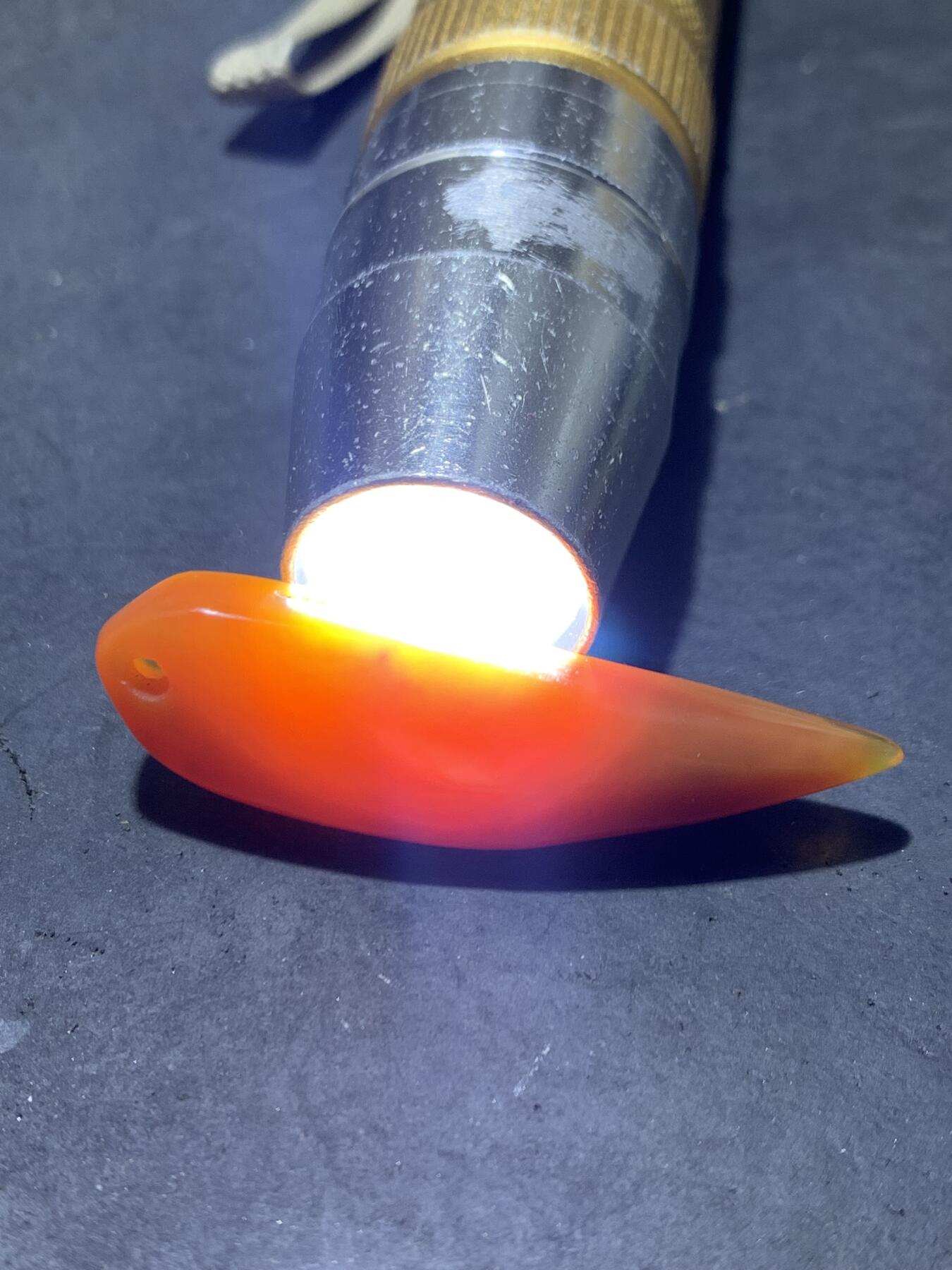 蒙料冻料战国红玛瑙通货牙形吊坠一个