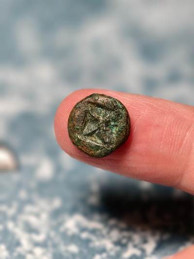 抚柳草堂-第二十期章牌钱币  奖章勋章免佣最后一期 满百包邮 放漏专场 - 三佛齐王国末期至满者伯夷王国早期打制小银币 1.9g重 正面有檀香花徽记，背面爪哇岛文，面值1 Unit或称Masa