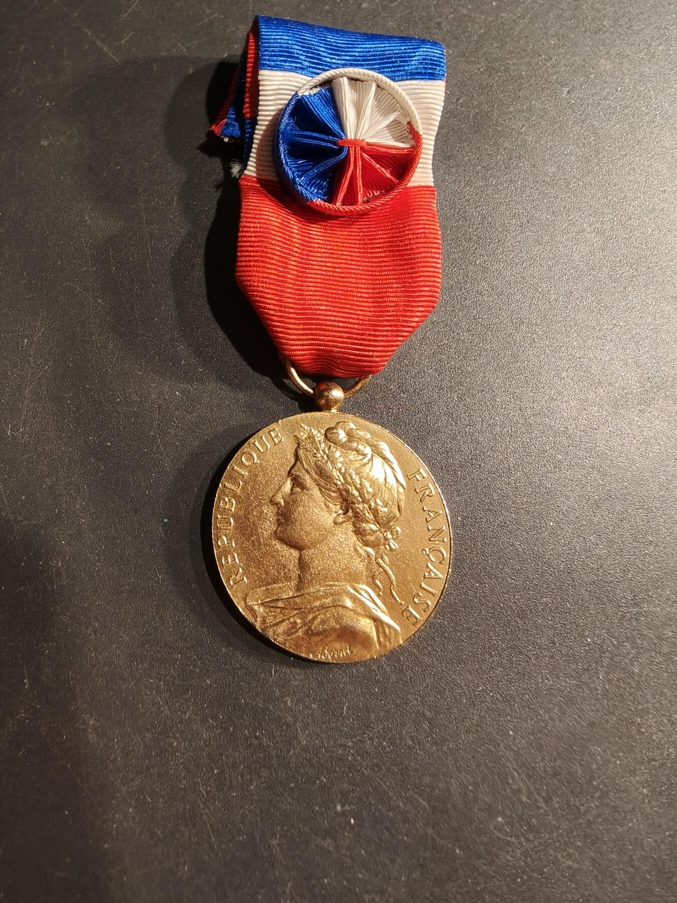 老王徽章第190期 法国金级劳工奖章    925银镀金    1977年实发     13.2g