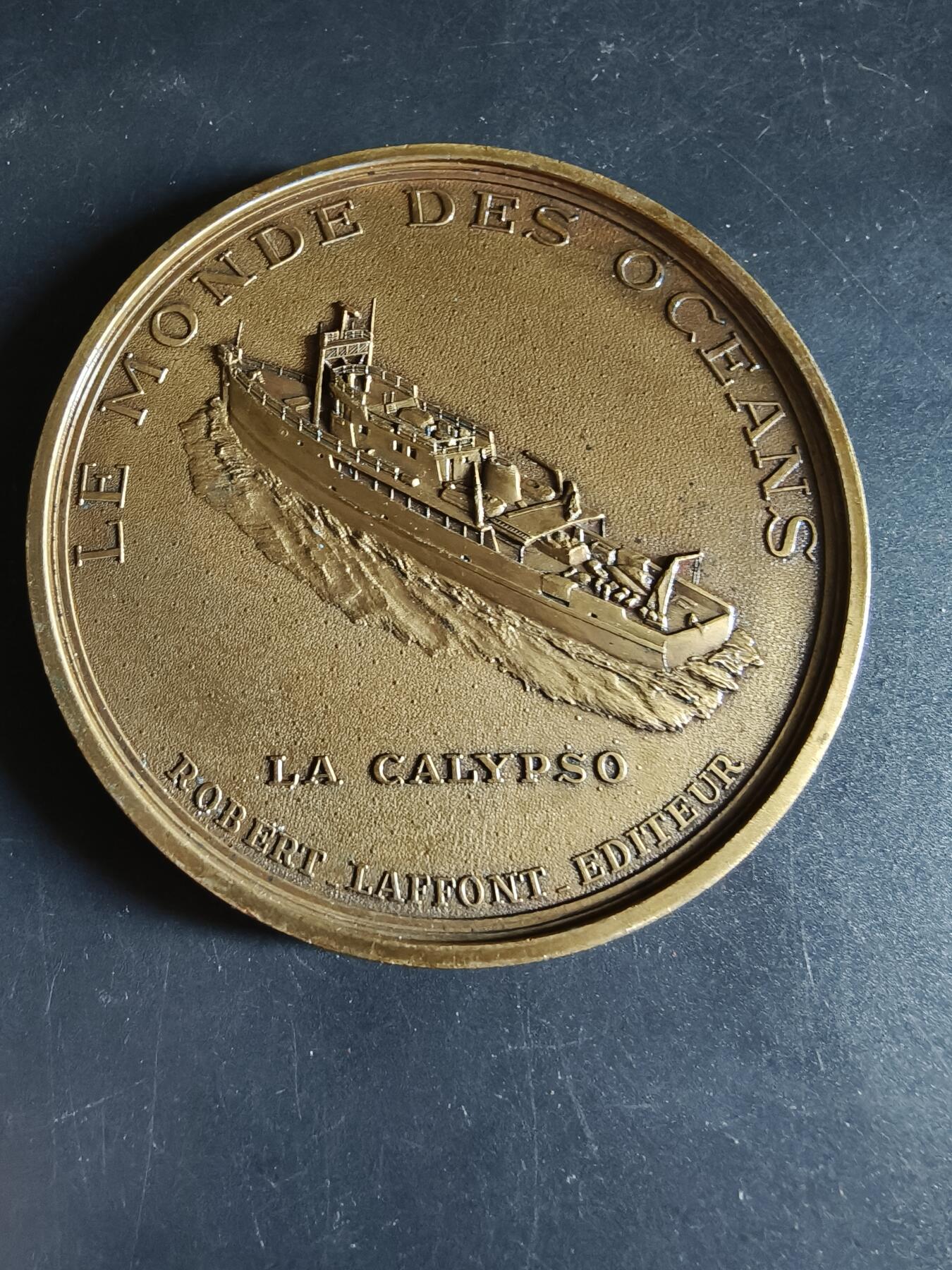 老王徽章第190期 法国罗伯特拉丰特出版社海军探险家雅克·库斯托纪念章 原盒 直径90mm  重量215.5g