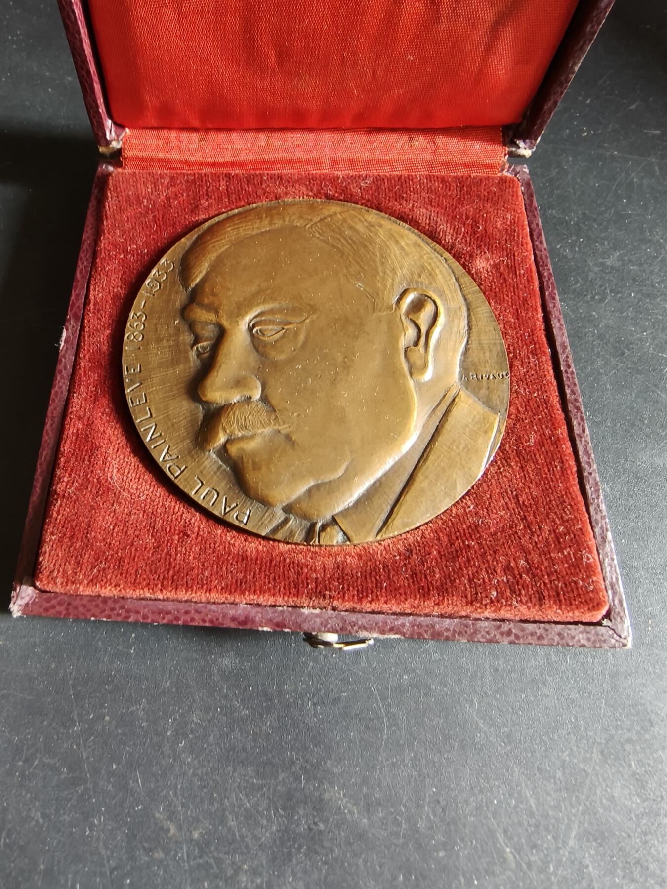 老王徽章第190期 法国国家艺术与技术学院授予保罗·潘乐威先生大铜章     原盒     保罗·潘勒韦（1863-1933）是一位著名的法国数学家和政治家，曾任法国总理和战争部长        直径68mm      重量141g